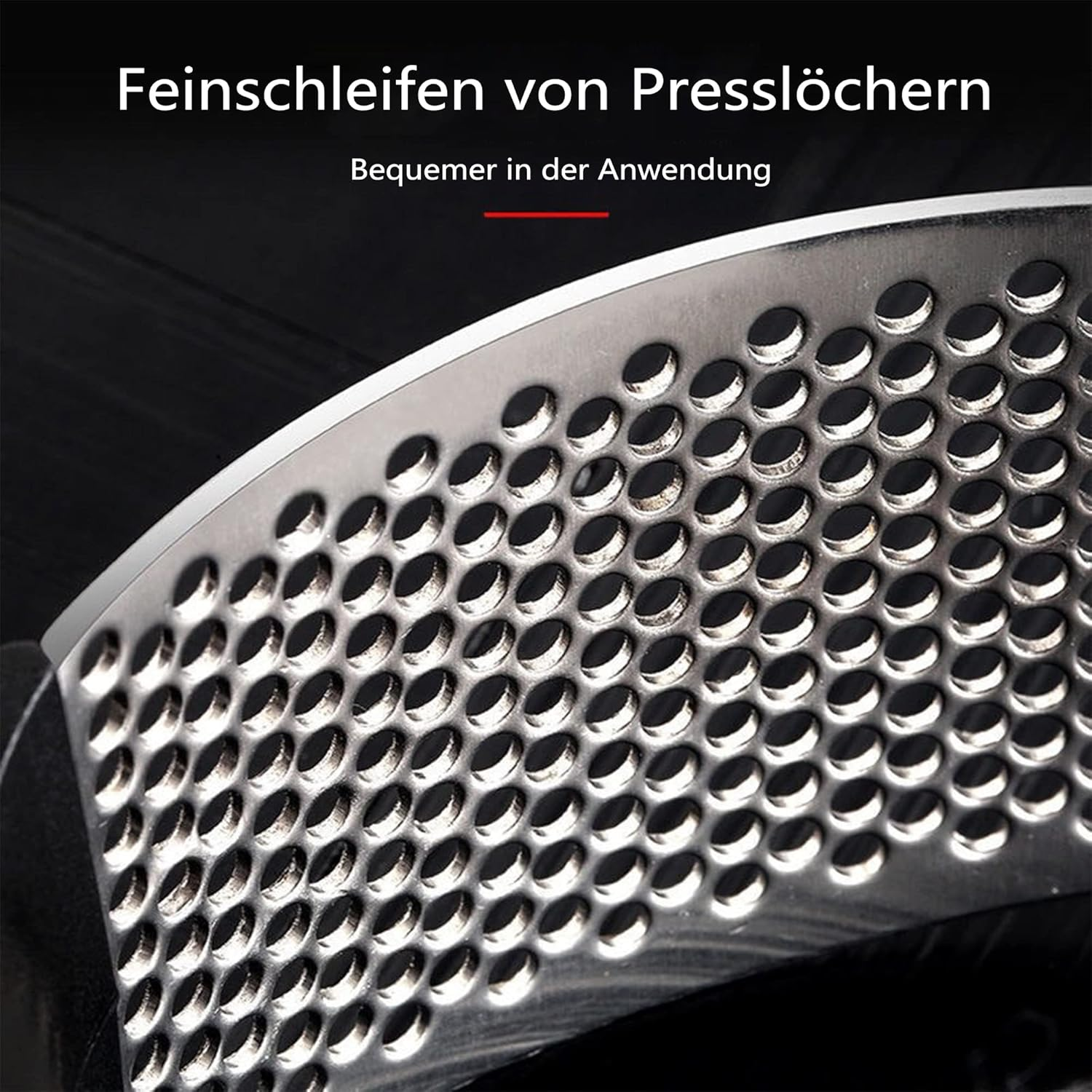 Nahaufnahme einer gelochten Metallklinge. Zahlreiche kleine Löcher bedecken die Oberfläche. Text auf Deutsch ist sichtbar.