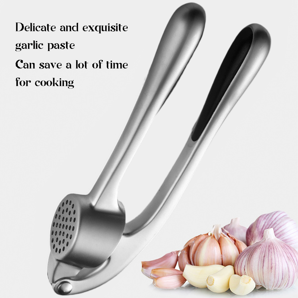 Eine Knoblauchpresse aus Metall mit Knoblauchzehen und -knollen. Text: Zarte und exquisite Knoblauchpaste, spart Zeit beim Kochen.