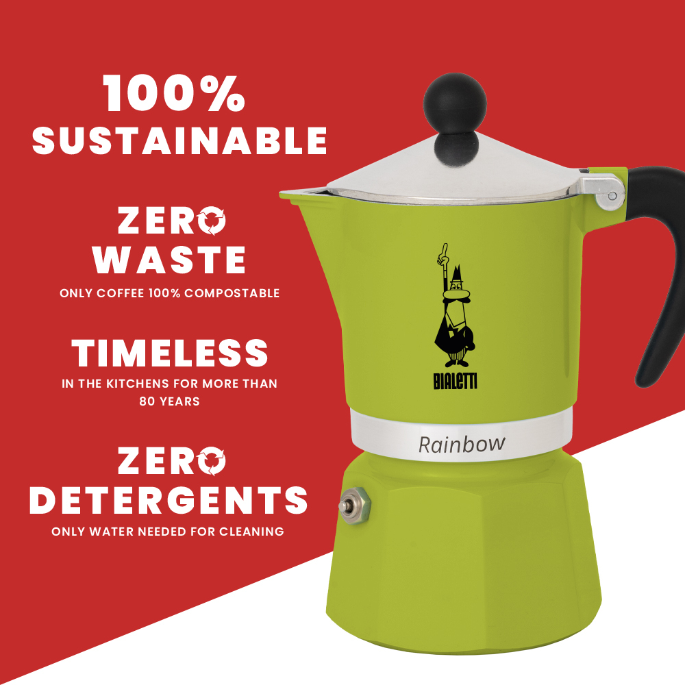 Eine grüne Bialetti-Espressokanne mit schwarzem Griff und Deckel, vor rotem Hintergrund mit Text über Nachhaltigkeit.