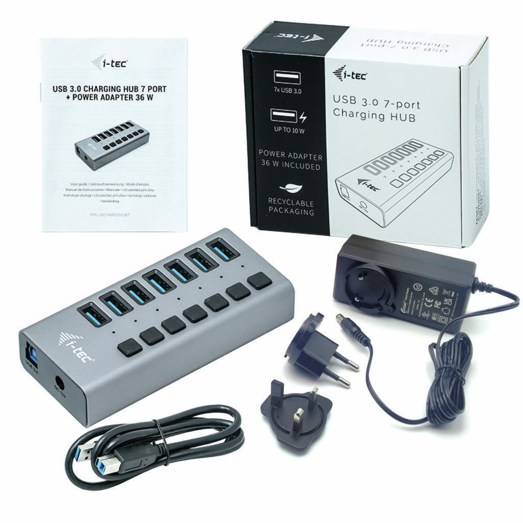 Un juego de concentrador de carga USB 3.0 de 7 puertos con un adaptador de corriente, enchufes y un manual, sobre una superficie blanca.