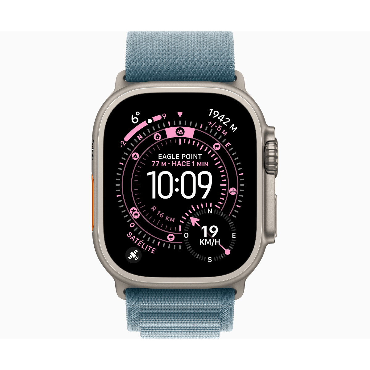 Primer plano de un smartwatch con correa azul. La esfera muestra la hora, la ubicación y otros datos de fitness.