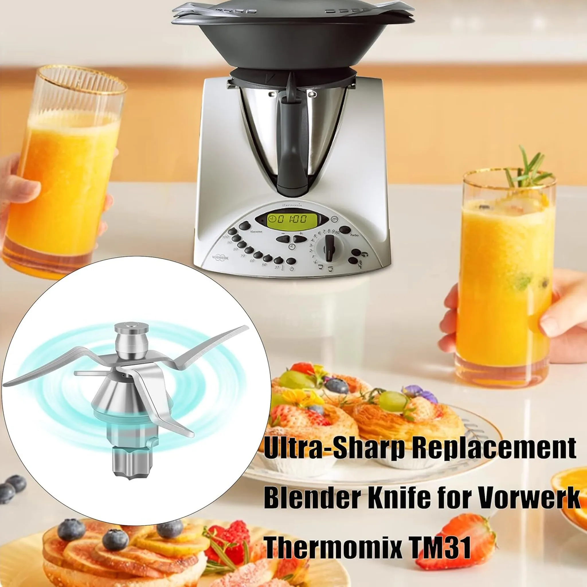 Ein Küchengerät mit zwei Gläsern Orangensaft, einem Ersatz-Mixermesser und Gebäck mit Früchten.