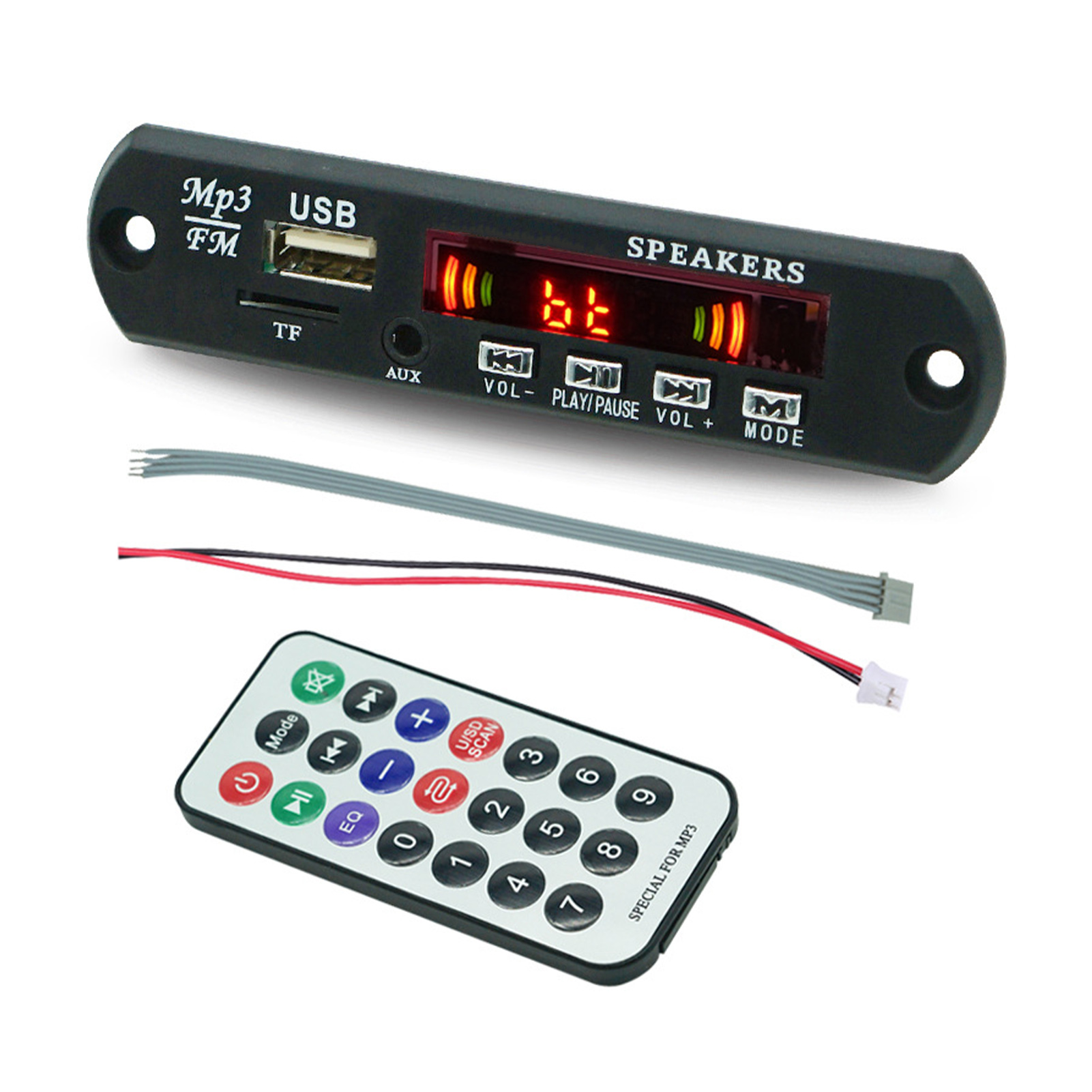Ein schwarzes MP3-Player-Modul mit Fernbedienung. Das Display zeigt 'bt'. Kabel und Fernbedienung mit Knöpfen und Zahlen sind enthalten.