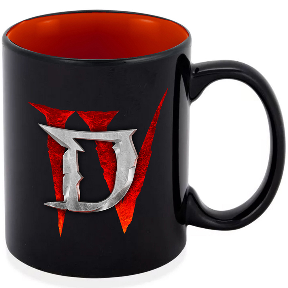 Schwarze Kaffeetasse mit roter Innenseite und Henkel. Auf der Seite befindet sich das Diablo IV Logo, ein silbernes 'IV' über Rot.