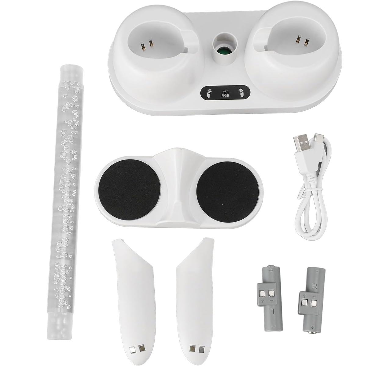 Weiße Ladestation mit zwei Steckplätzen, schwarzen Pads, Controllern und einem USB-Kabel. Mehrere Zubehörteile sind ebenfalls enthalten.