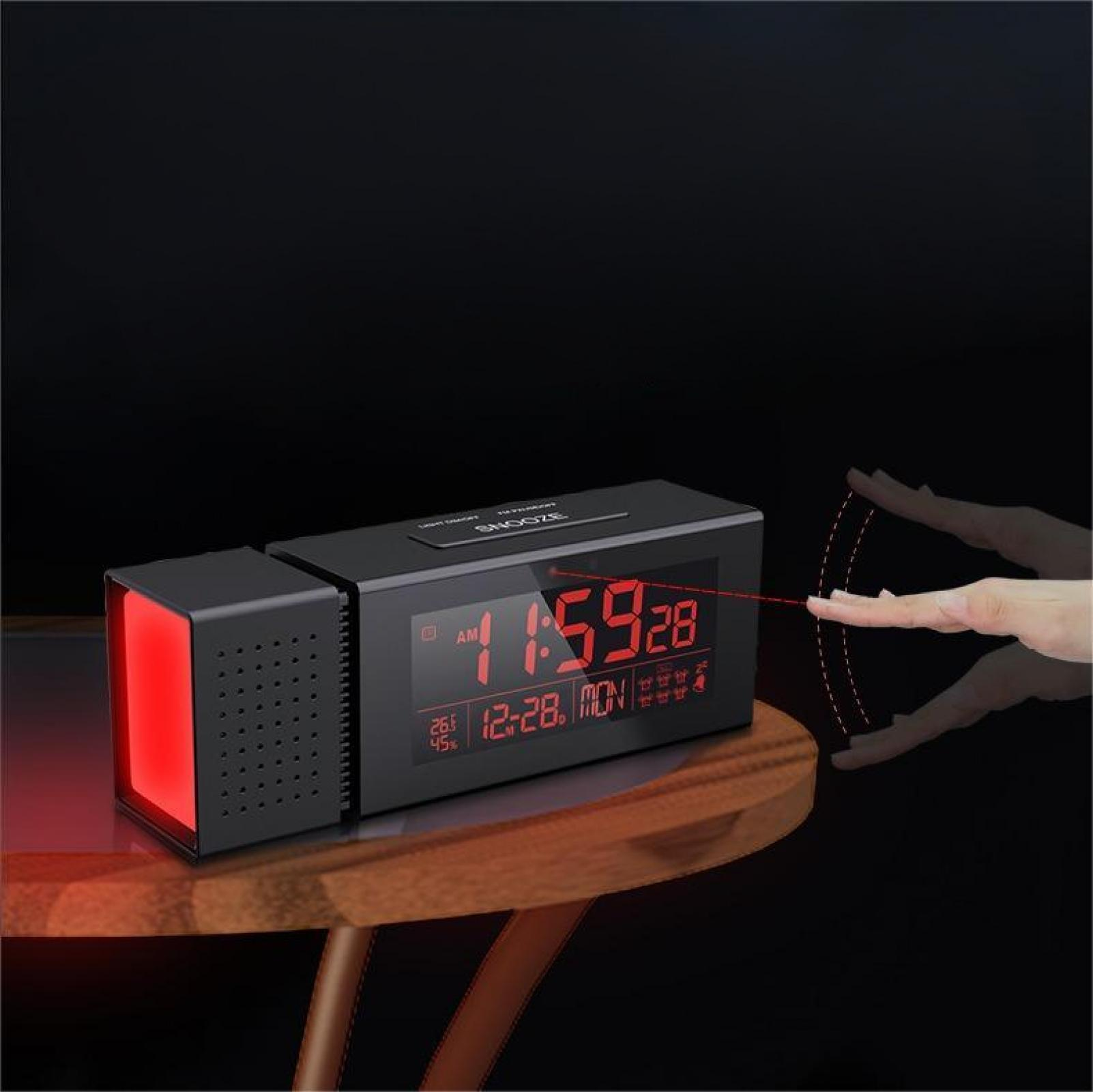 Schwarzer digitaler Wecker mit der Anzeige 11:59:28. Eine Hand schwebt und interagiert mit der Uhr. Rotes Licht strahlt aus.