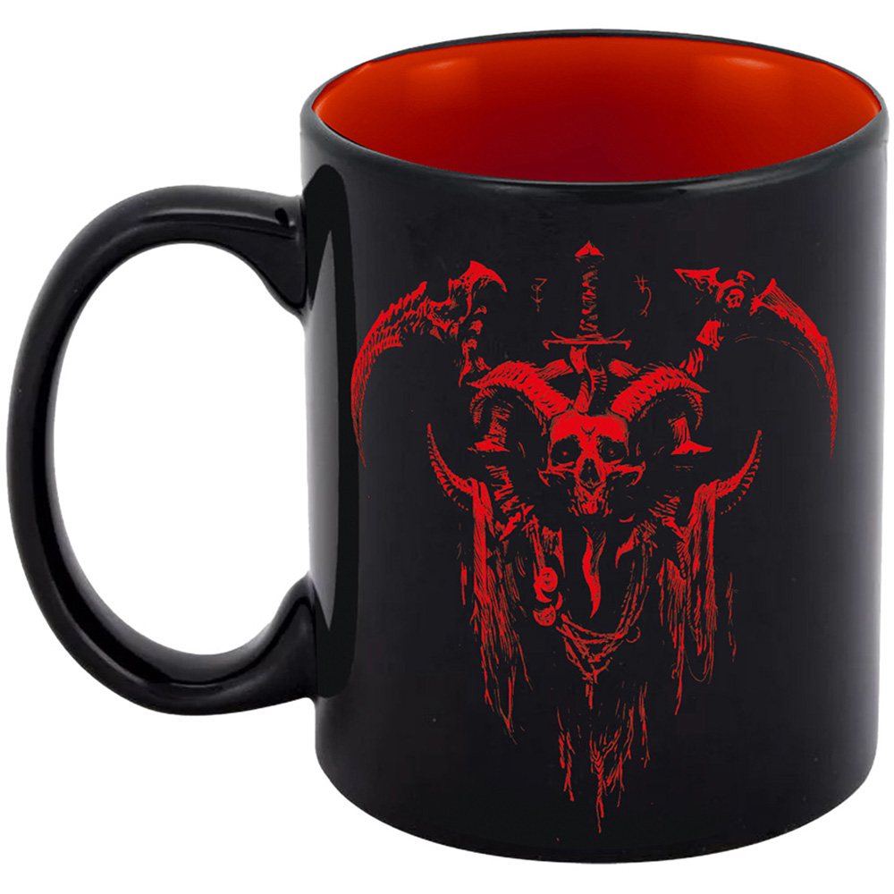 Schwarze Tasse mit roter Innenseite. Sie hat ein rotes Totenkopf-Design, Hörner, ein Schwert und andere gotische Symbole.