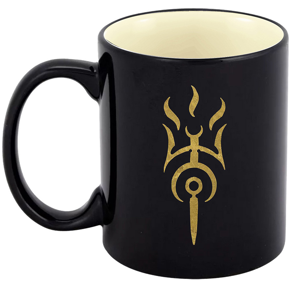 Schwarze Kaffeetasse mit goldenem Emblem. Die Innenseite ist cremefarben. Die Tasse hat einen Henkel.