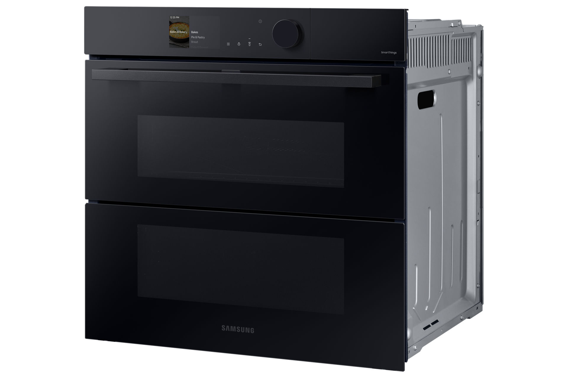 Ein schwarzer Samsung-Ofen mit zwei Fächern, Bedienfeld und SmartThings-Logo. Der Ofen steht auf schwarzem Hintergrund.