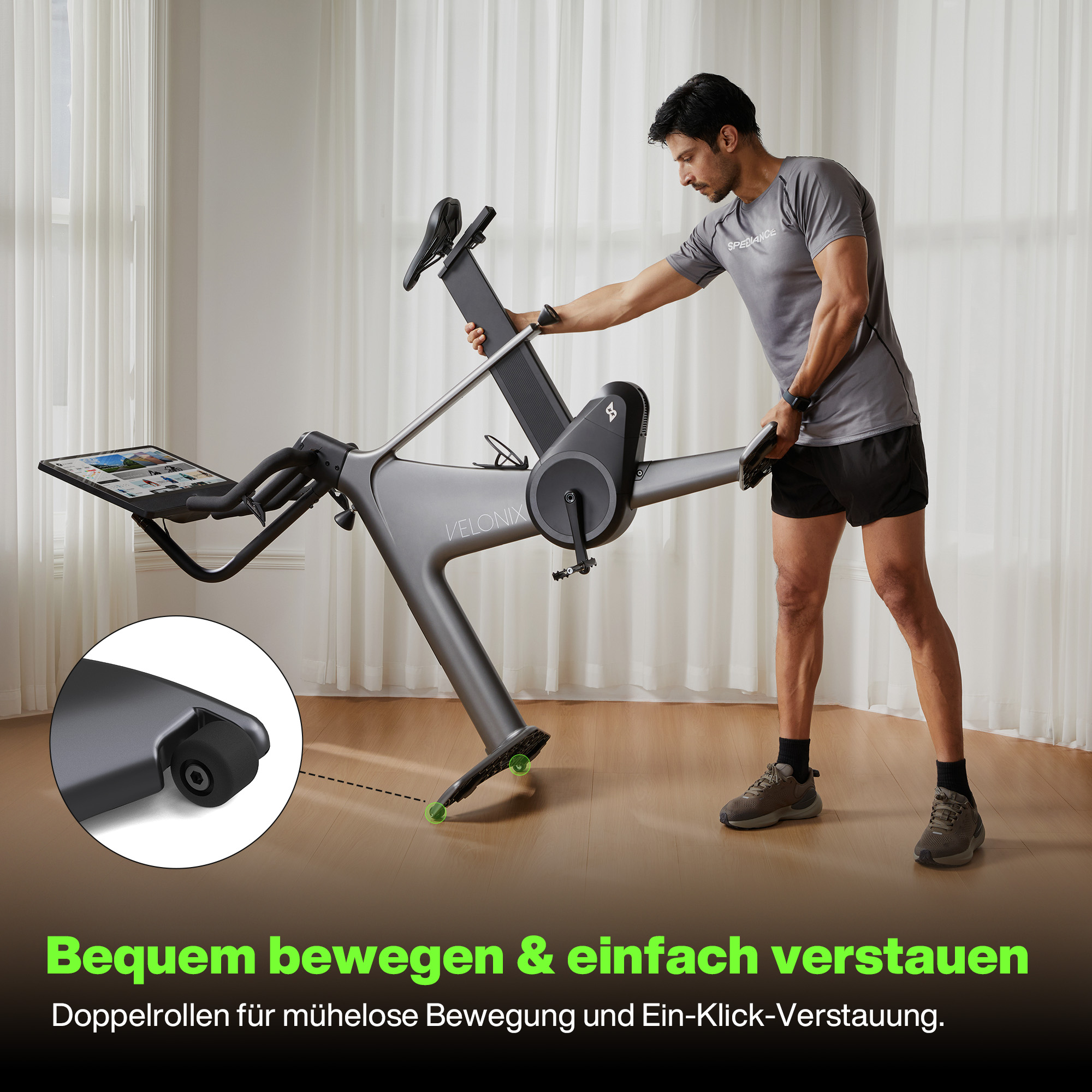 Ein Mann justiert ein graues Trainingsrad. Das Rad hat ein Tablet. Text sagt: 'Leicht zu bewegen und zu verstauen'.