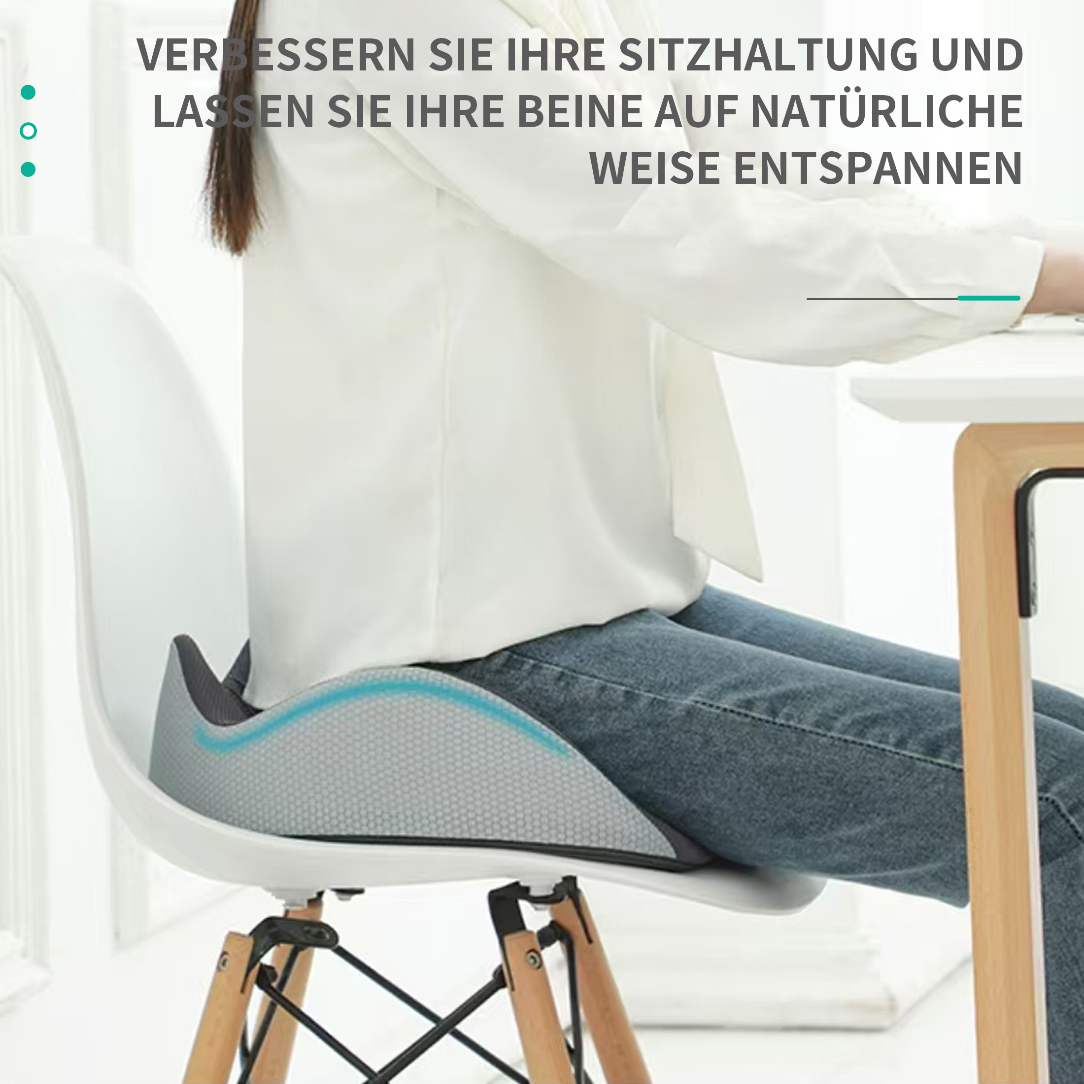 Eine Person sitzt auf einem Stuhl mit einem Sitzkissen. Die Person trägt ein weißes Hemd und Jeans. Der Text ist auf Deutsch.