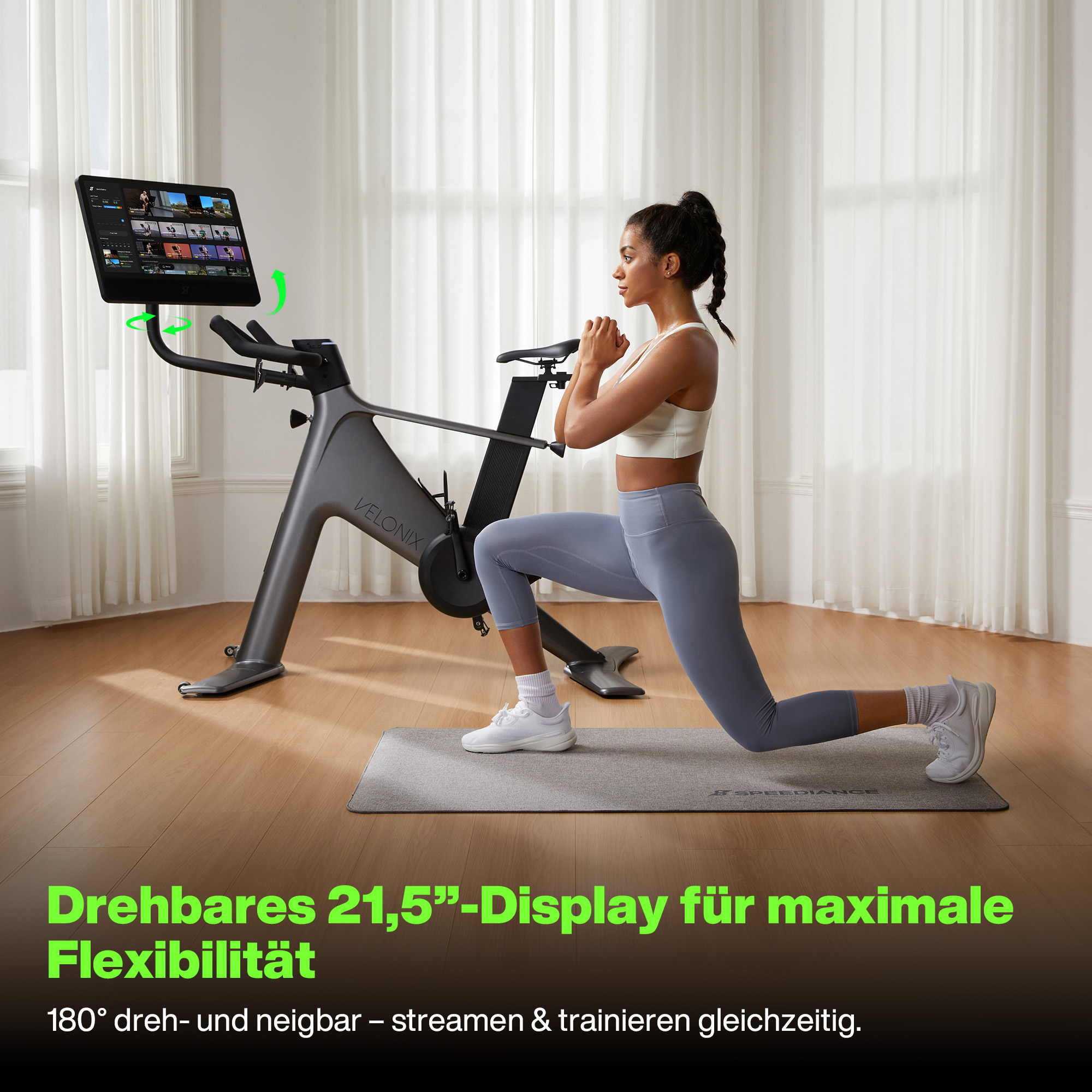 Frau macht Ausfallschritte auf einer Matte neben einem Heimtrainer mit Bildschirm. Im Hintergrund Vorhänge.