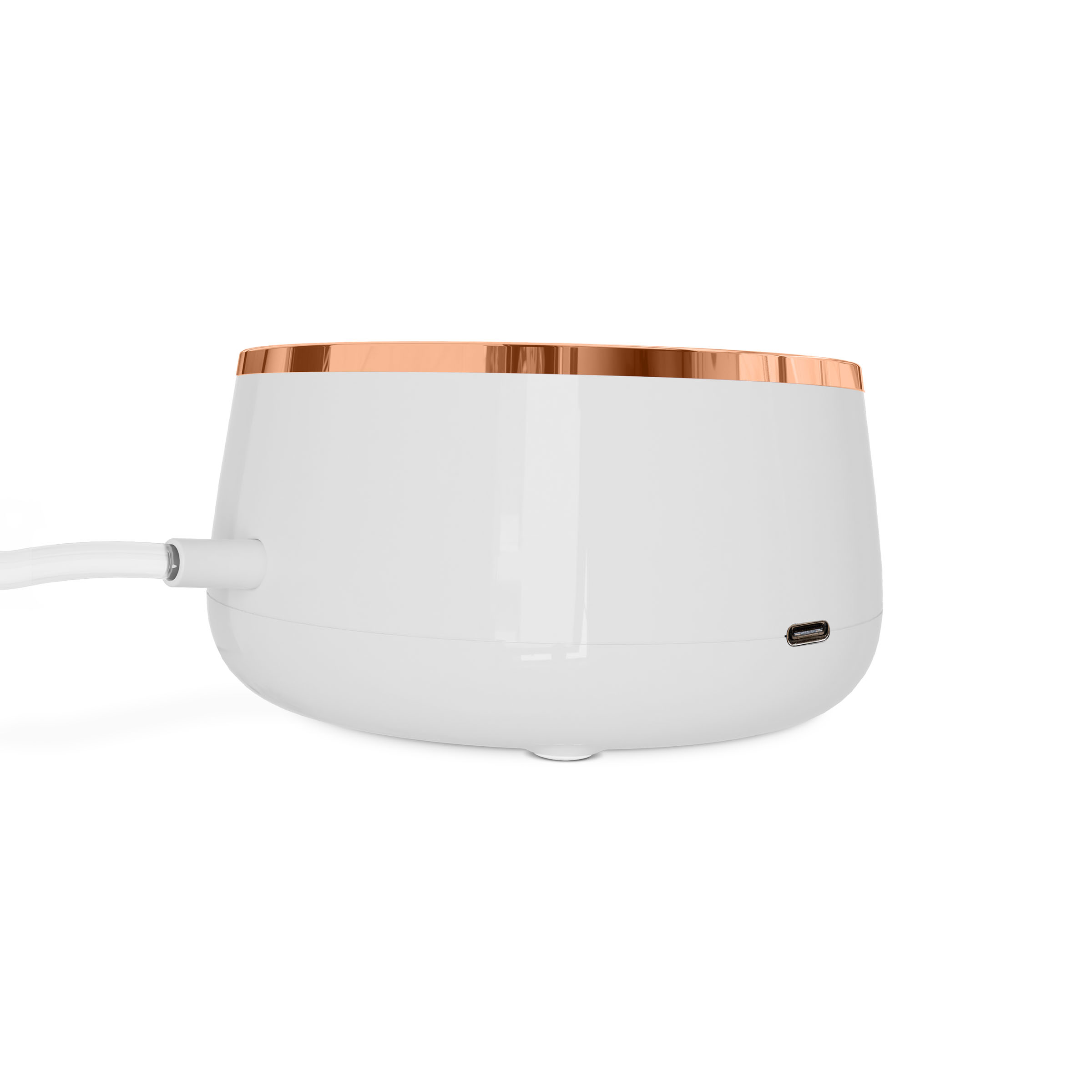 Białe, zaokrąglone urządzenie ze miedzianą górą, portem USB i podłączonym przewodem.