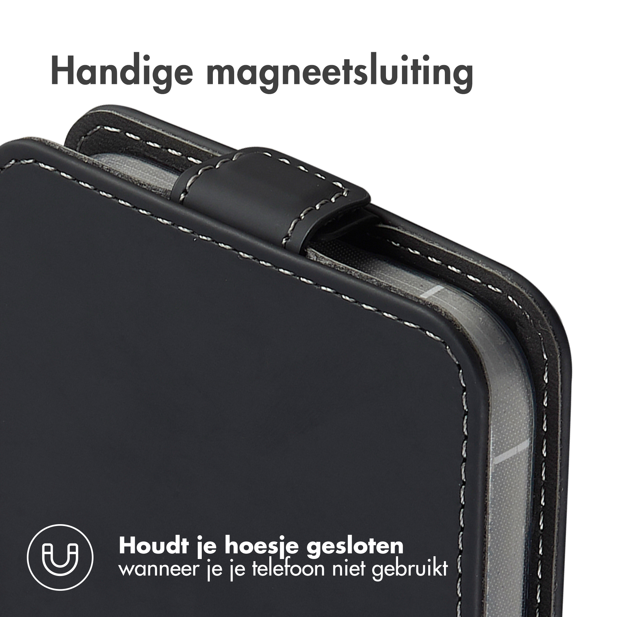 Primo piano di una custodia per telefono nera con cuciture bianche. Testo: 'Handige magneetsluiting' e 'Houdt je hoesje gesloten'.