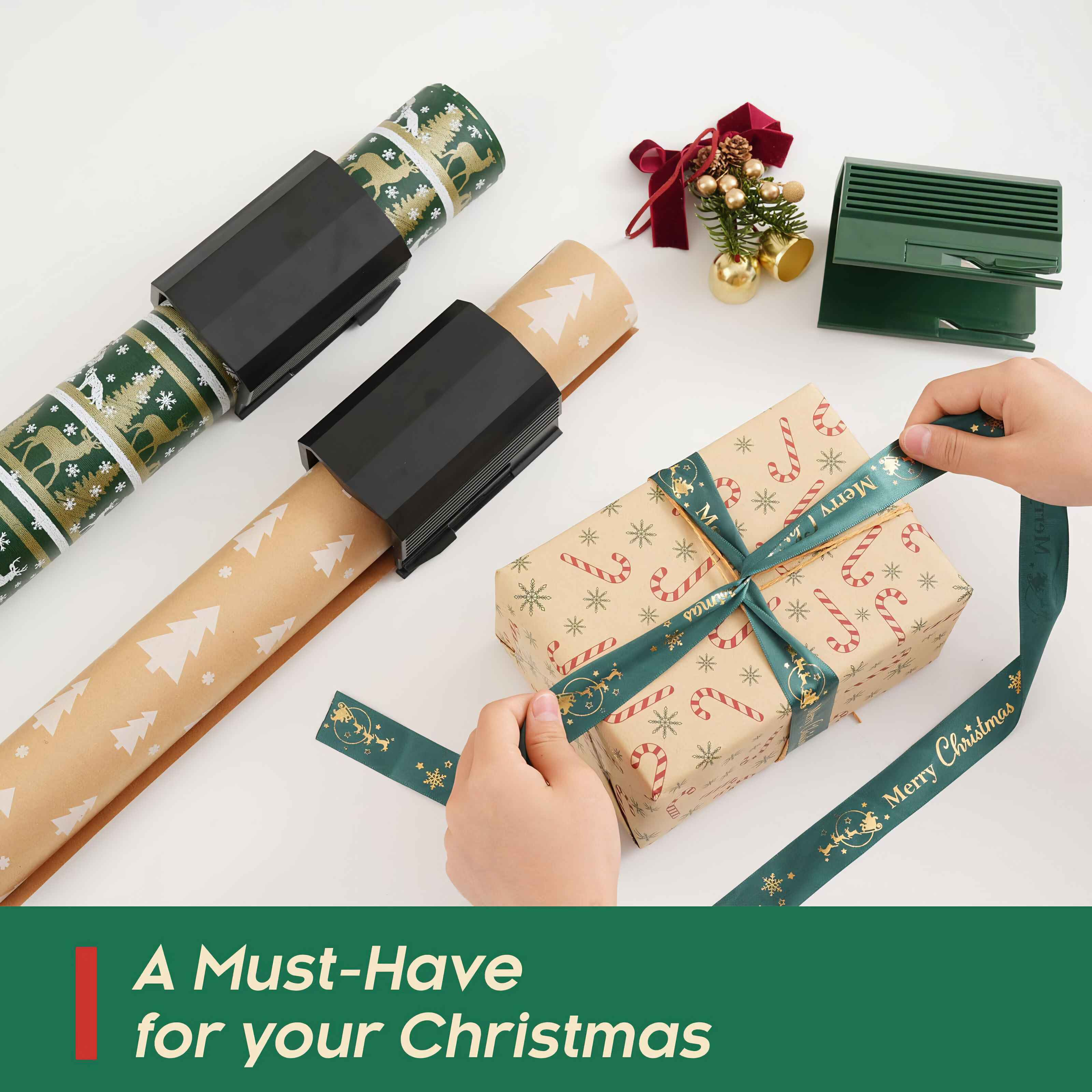 Weihnachtsverpackungsmaterialien: Papierrollen, Schleife, Geschenk und Verpackungswerkzeuge auf weißer Oberfläche.