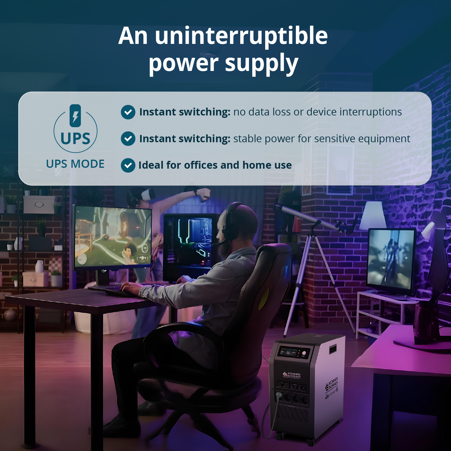 Mężczyzna siedzi przy biurku i gra. Zasilacz awaryjny stoi na podłodze, dostarczając zasilanie. Tekst wymienia zalety UPS.