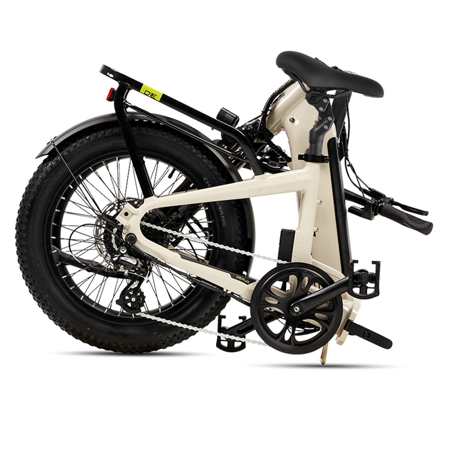 Faltbares cremefarbenes Elektrofahrrad mit schwarzen Reifen, Sattel und Details. Das Fahrrad steht auf weißem Hintergrund, zusammengeklappt.