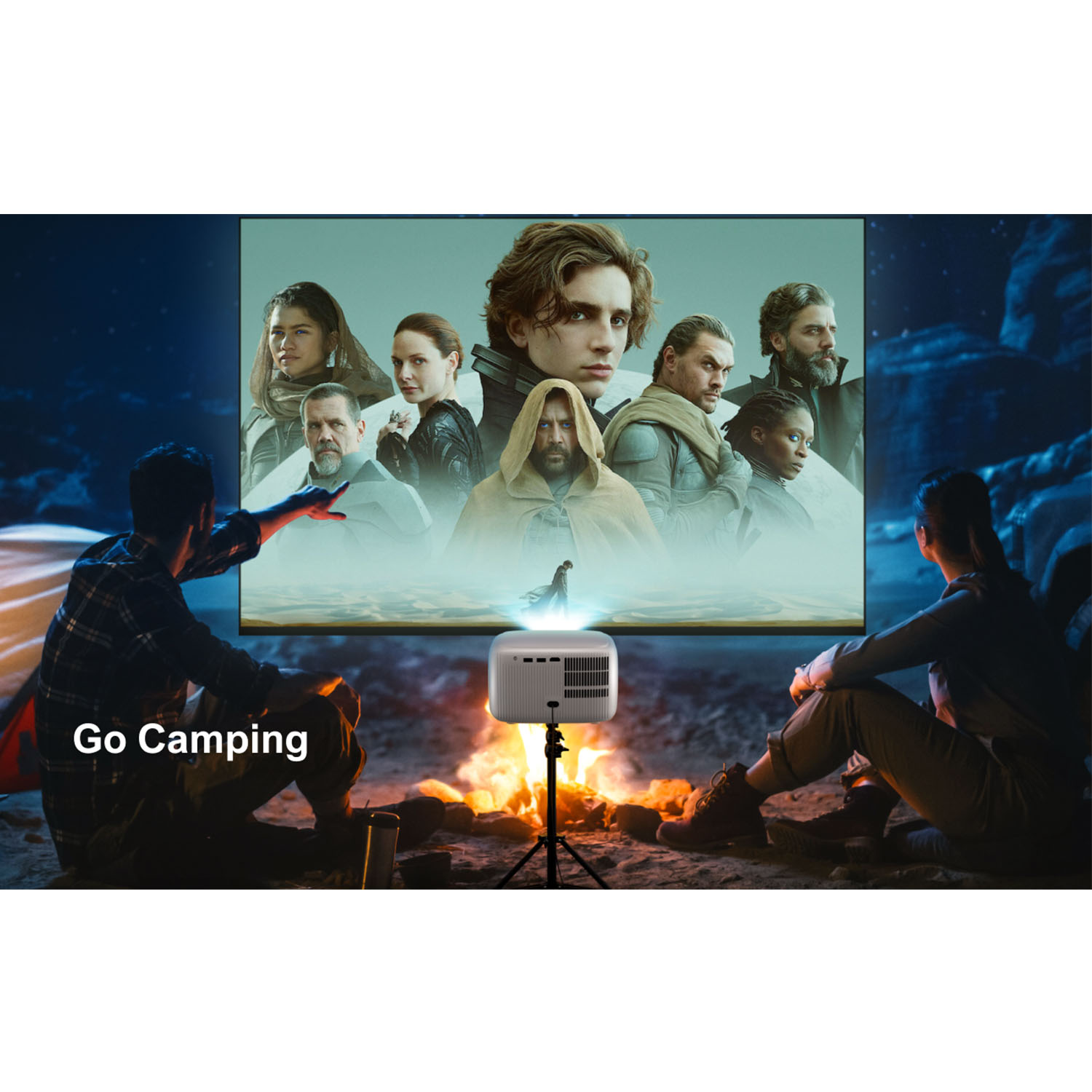Menschen schauen beim Camping einen Film im Freien. Ein Projektor zeigt einen Film auf einer Leinwand. Im Vordergrund glüht ein Lagerfeuer.