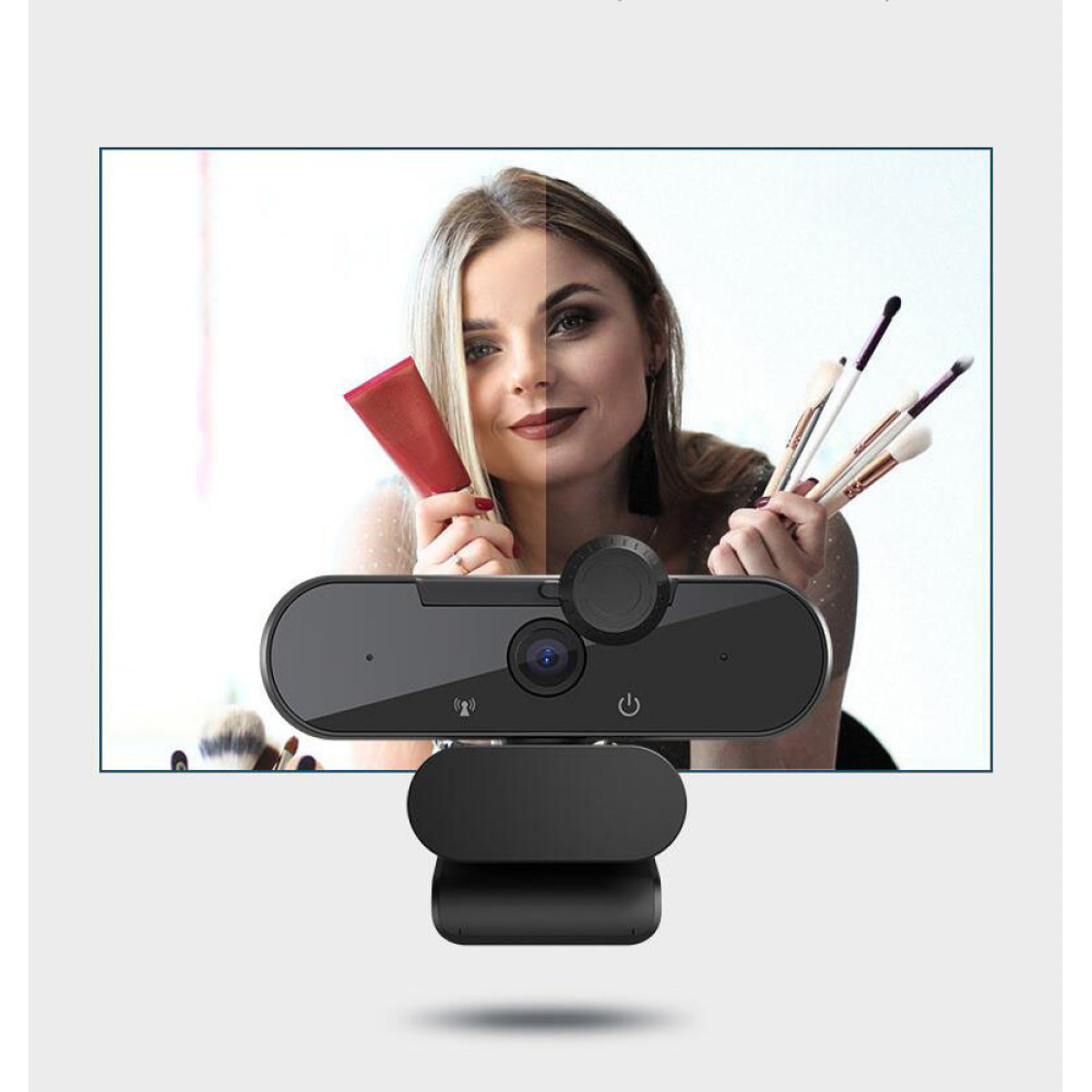 Eine Frau hält eine rote Tube und Pinsel. Darunter befindet sich eine schwarze Webcam. Der Hintergrund ist ein Studio.
