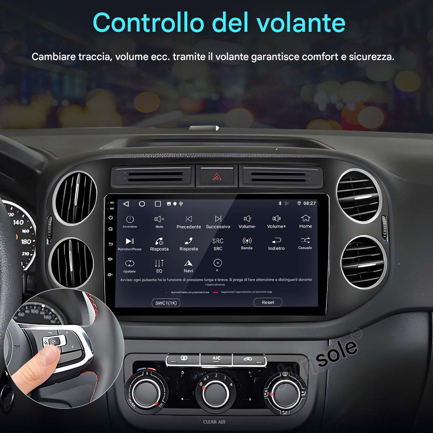 Cruscotto auto con schermo che mostra comandi, mano che preme un pulsante del volante. Testo: 'controllo del volante'.