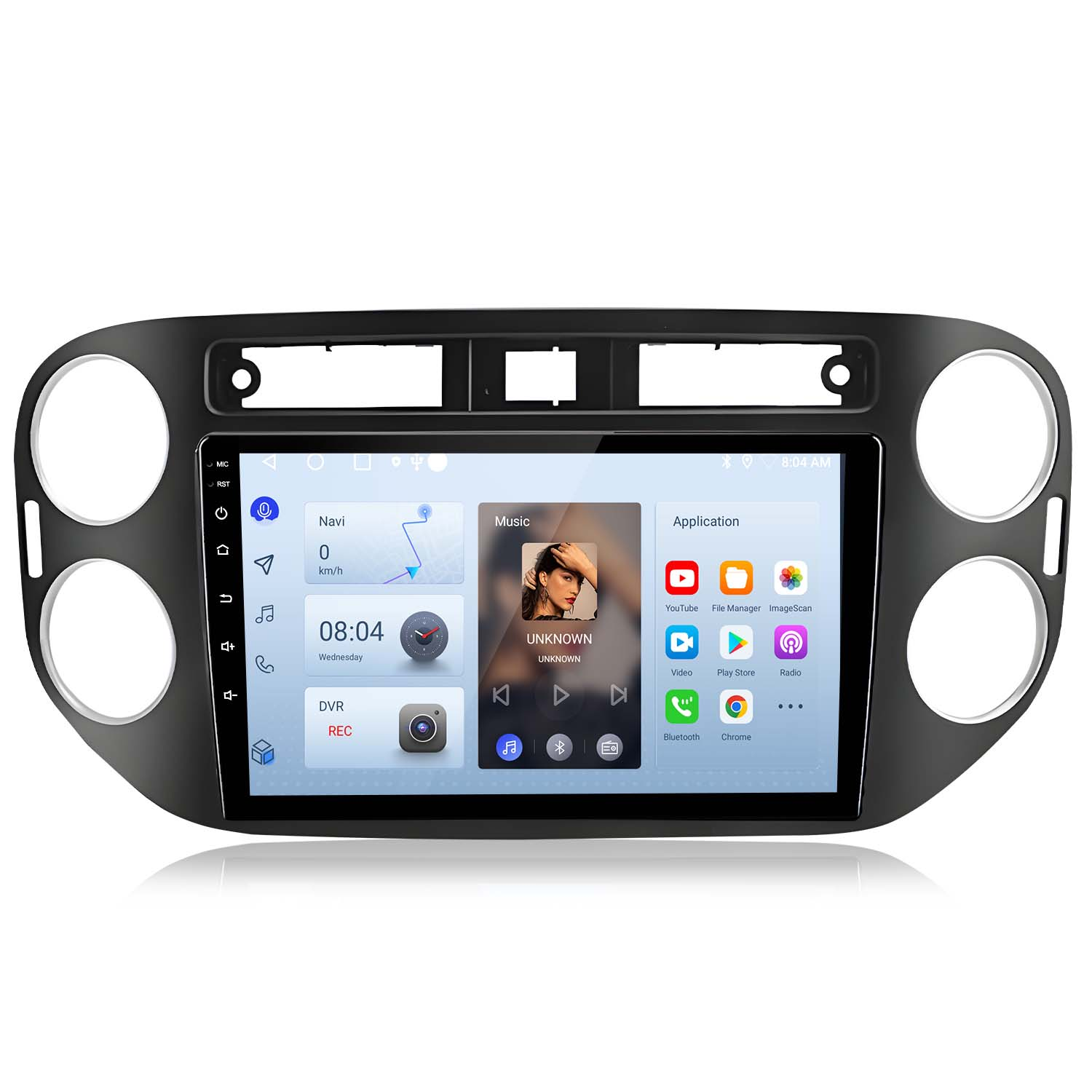 Un sistema stereo per auto. Lo schermo mostra la navigazione, la musica e le icone delle app. Il sistema ha una cornice nera con accenti bianchi.