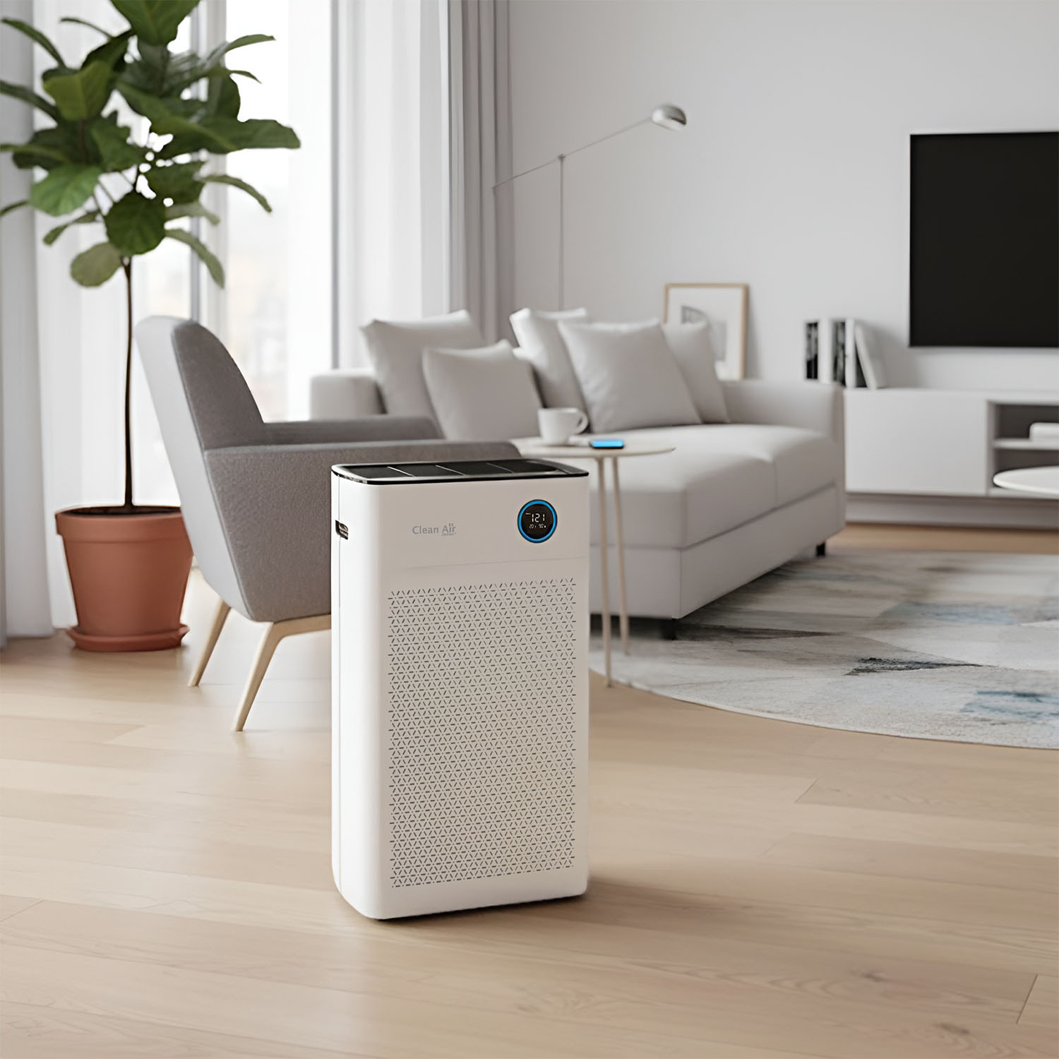 Un purificatore d'aria bianco in un soggiorno. Un divano, una poltrona e una pianta in vaso sono sullo sfondo. Il pavimento è in legno chiaro.