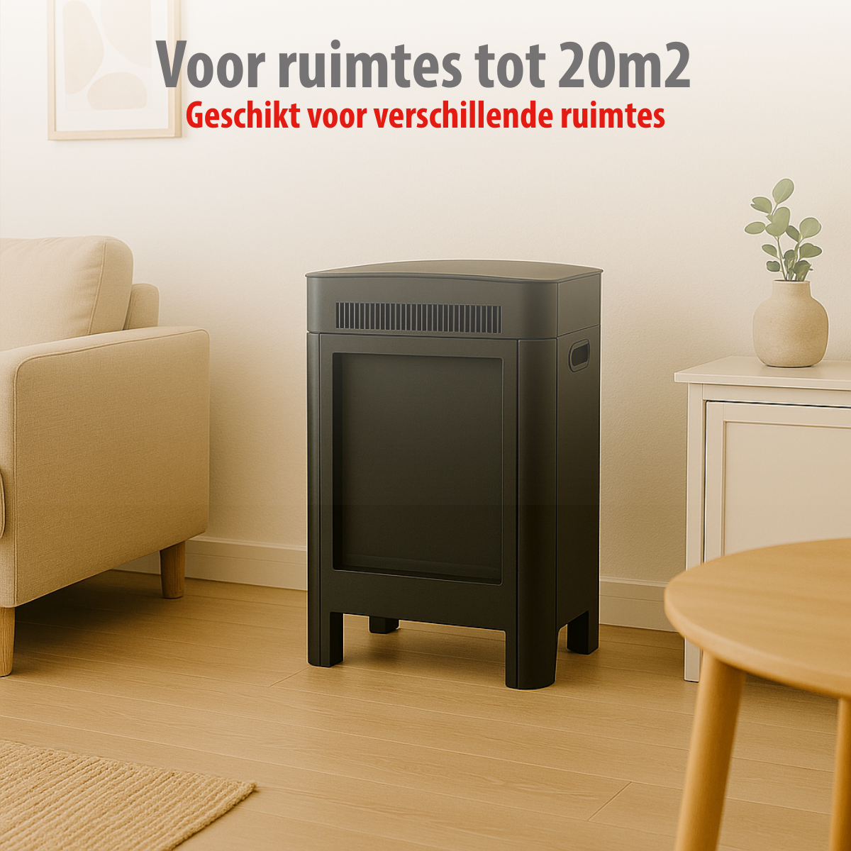 Een moderne zwarte kachel in een woonkamer. Een bank, een bijzettafel met plant en een houten tafel zijn ook zichtbaar.