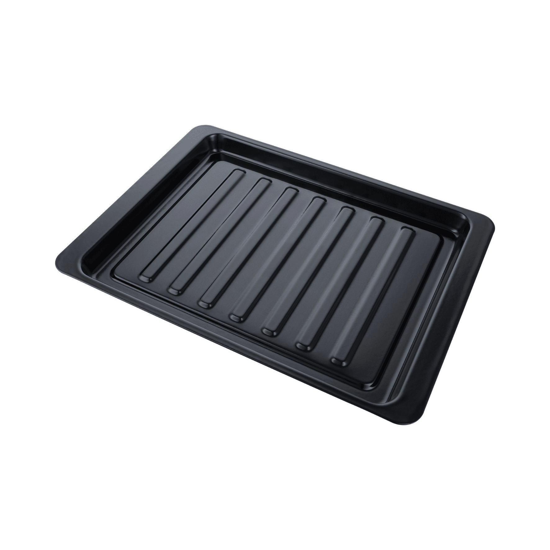 Un plat de cuisson rectangulaire noir avec une base rainurée est isolé sur fond blanc, vu d'un léger angle.