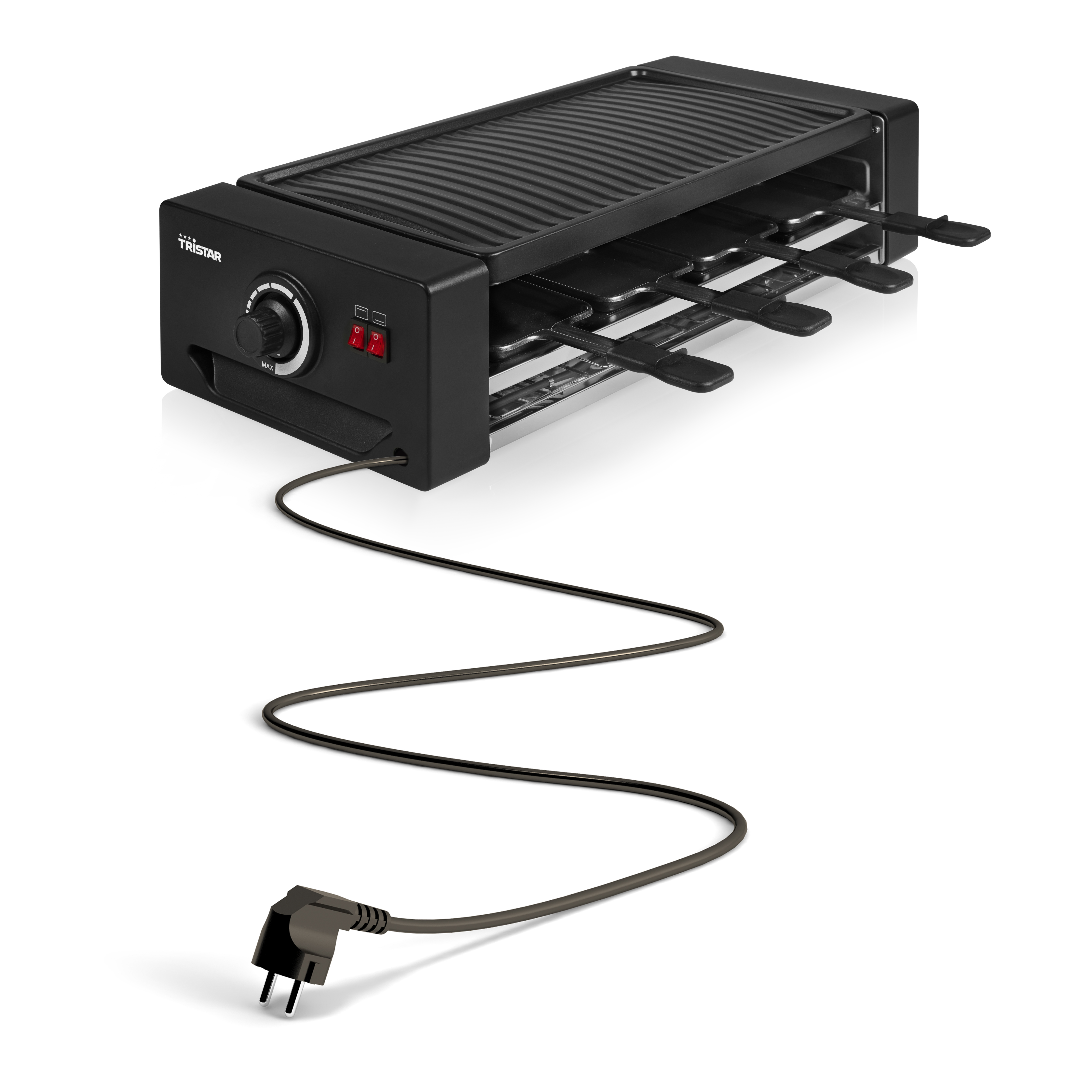 Czarny grill do raclette z przewodem i wtyczką. Ma żebrowany wierzch i wysuwane tace.