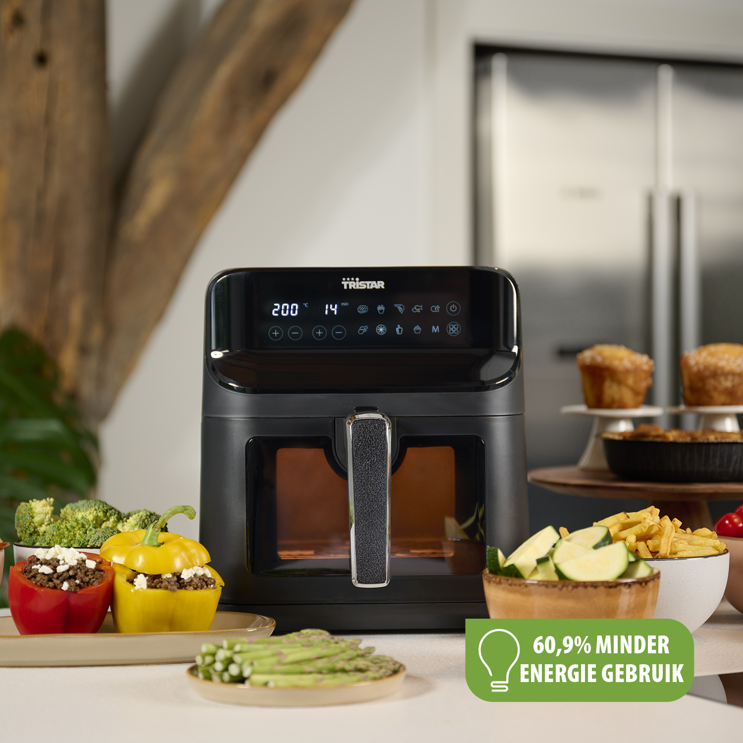 Czarna frytkownica powietrzna z nadziewaną papryką, cukinią i frytkami. Pokazuje 200°C i 14 minut. Znak mówi '60,9% mniej energii'.