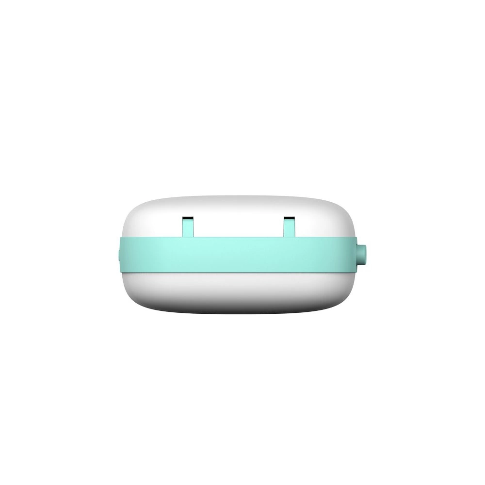 Ein weißer und türkisfarbener Behälter ist zentriert. Er hat ein türkisfarbenes Band um die Mitte und kleine, rechteckige Öffnungen oben.