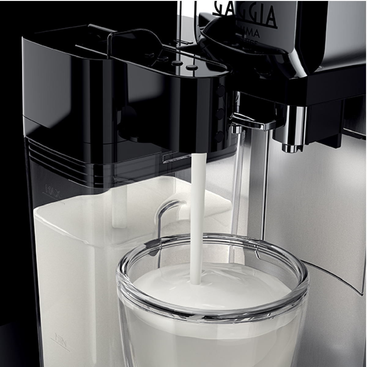 Ekspres do kawy dozuje mleko do szklanki. Maszyna jest czarna i srebrna, szklanka jest przezroczysta. Mleko jest białe.