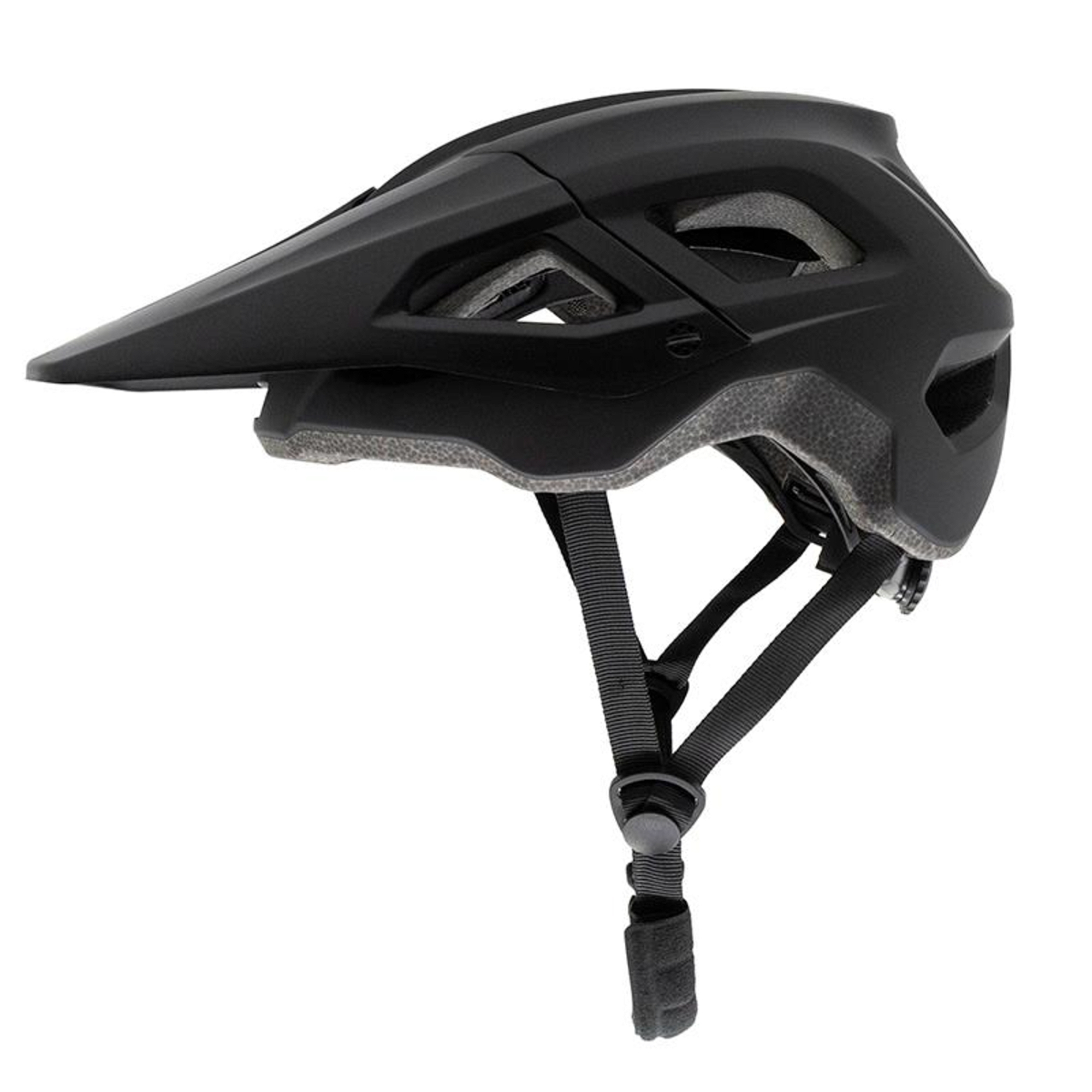 Se muestra un casco de bicicleta negro con visera y correas ajustables sobre un fondo blanco.