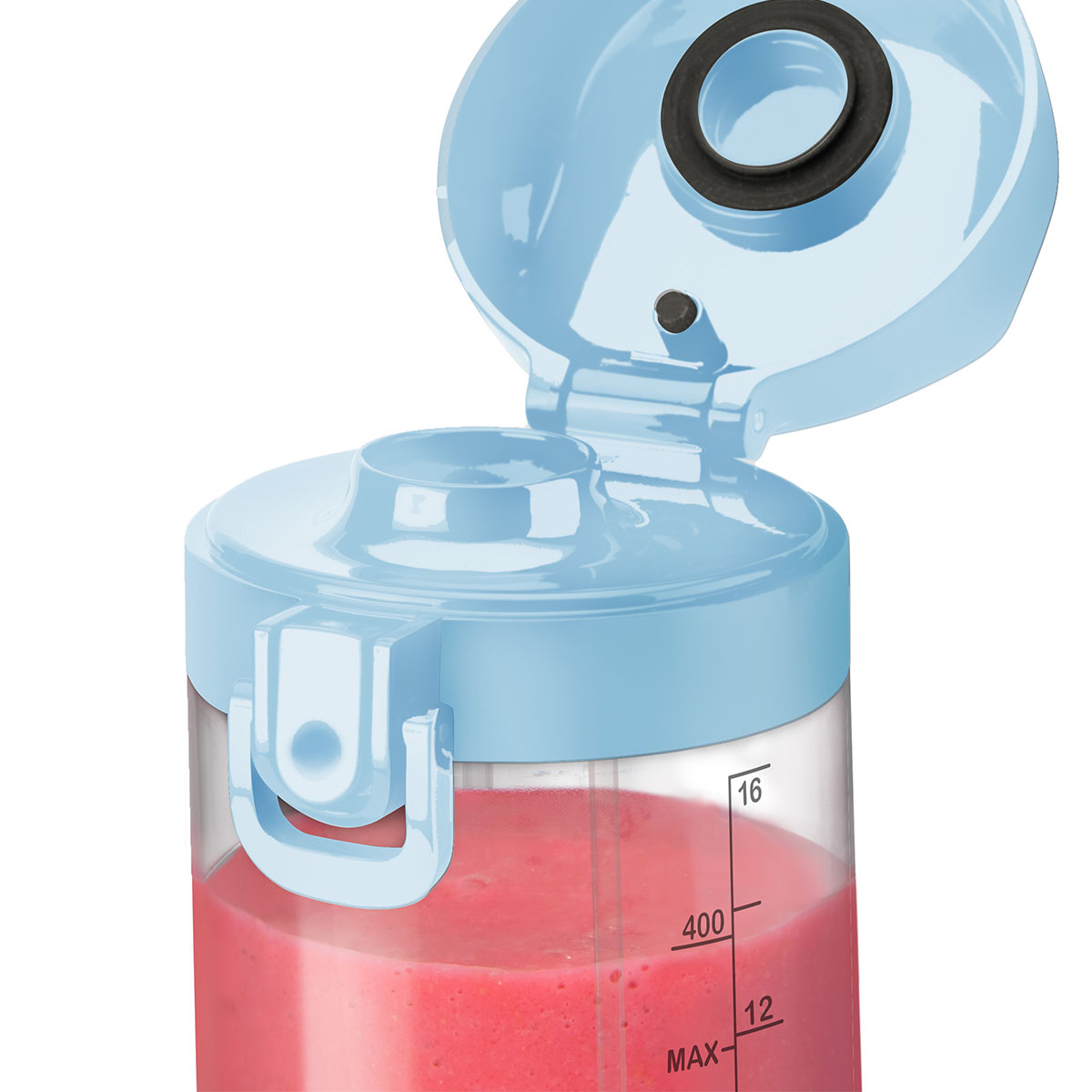 Une bouteille de mélangeur bleu clair avec un couvercle partiellement ouvert. La bouteille contient un smoothie rouge. Marques de mesure visibles.