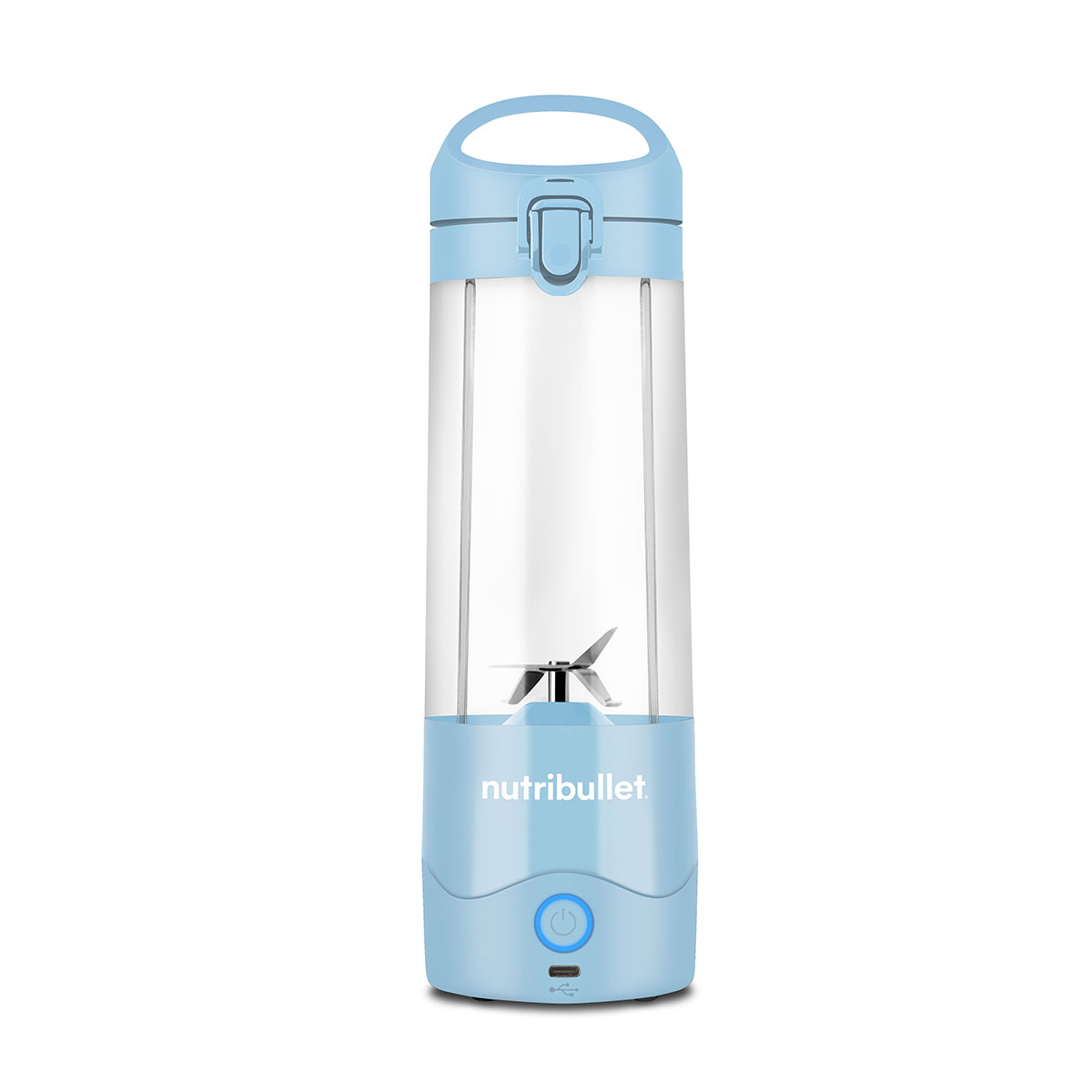 Un blender Nutribullet bleu clair sur fond blanc. Il possède un récipient transparent avec des lames et une poignée bleue.