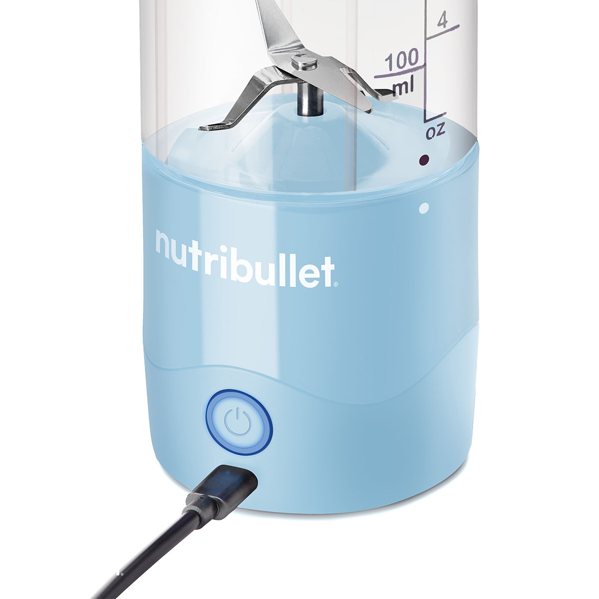 Un blender Nutribullet bleu clair avec un bouton d'alimentation et un câble de chargement branché. Le dessus a des lames et des repères de mesure.