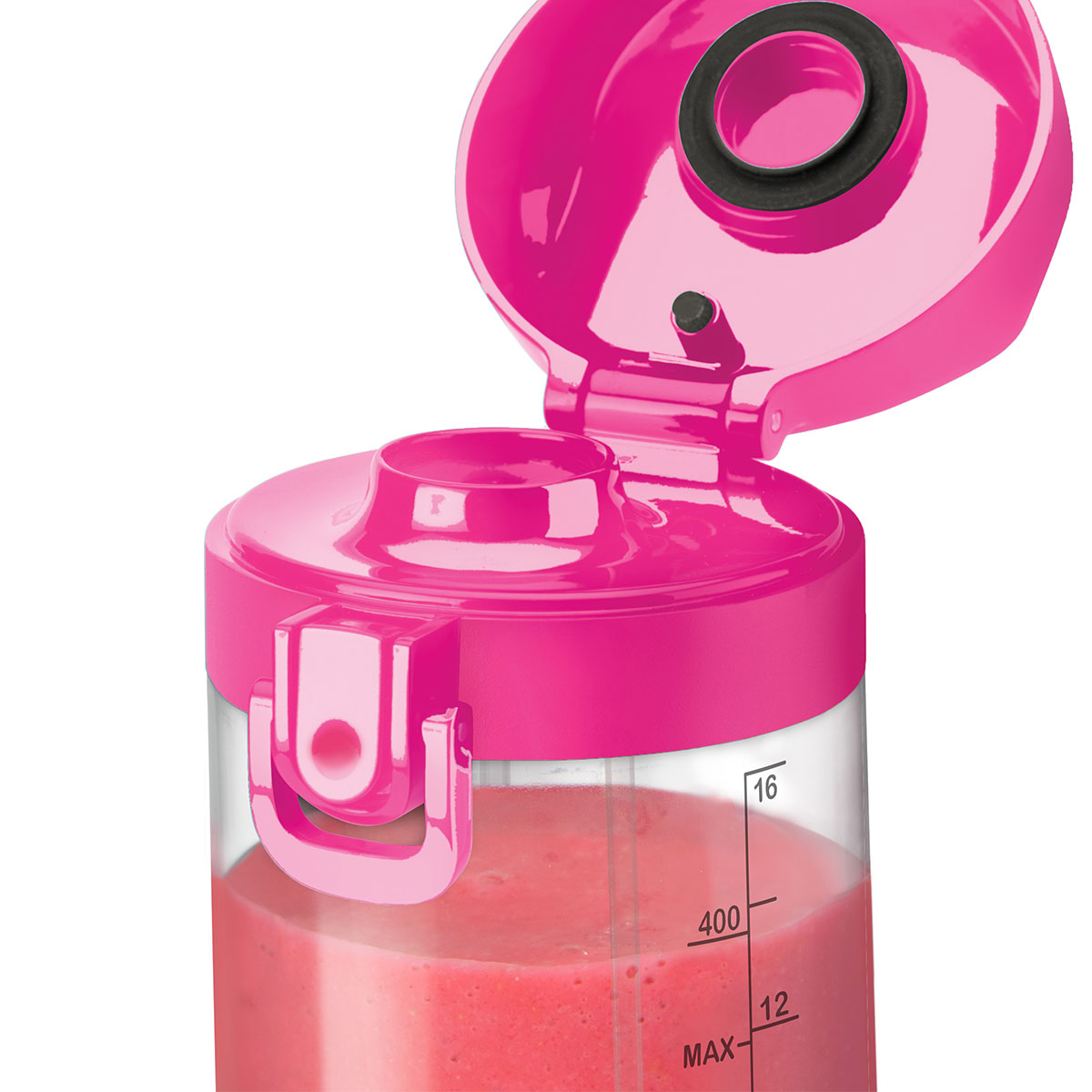 Une bouteille de blender rose avec le couvercle ouvert. La bouteille contient du liquide rose. Des marques de mesure sont visibles sur le côté.