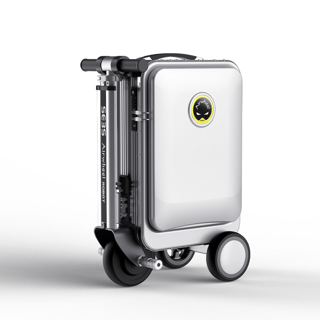 Gümüş renkli, Airwheel robot bavul, sapı ve iki tekerleği var. Scooter ve bavul melezi.