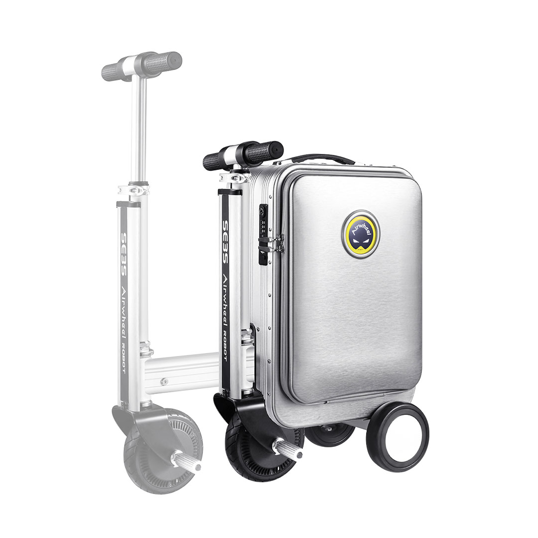 Tekerlekleri ve sapı olan gümüş renkli bir bavul, bir scooter'a bağlı. Bavulda bir logo ve şifreli kilit var.