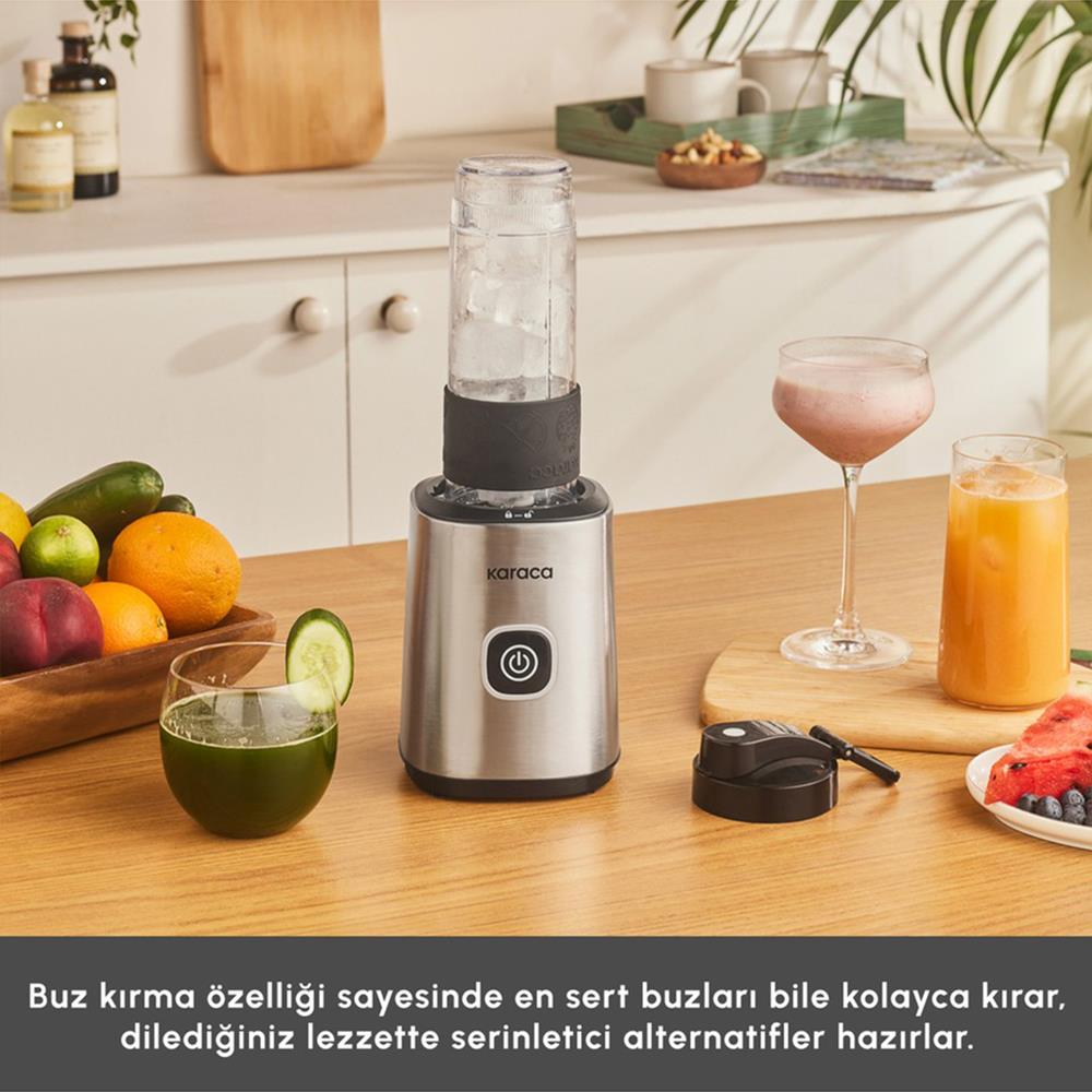 Buz ve içeceklerle bir blender. Bir dilim salatalık, pembe bir içecek ve portakal suyu ile yeşil sıvı dolu bir bardak var.
