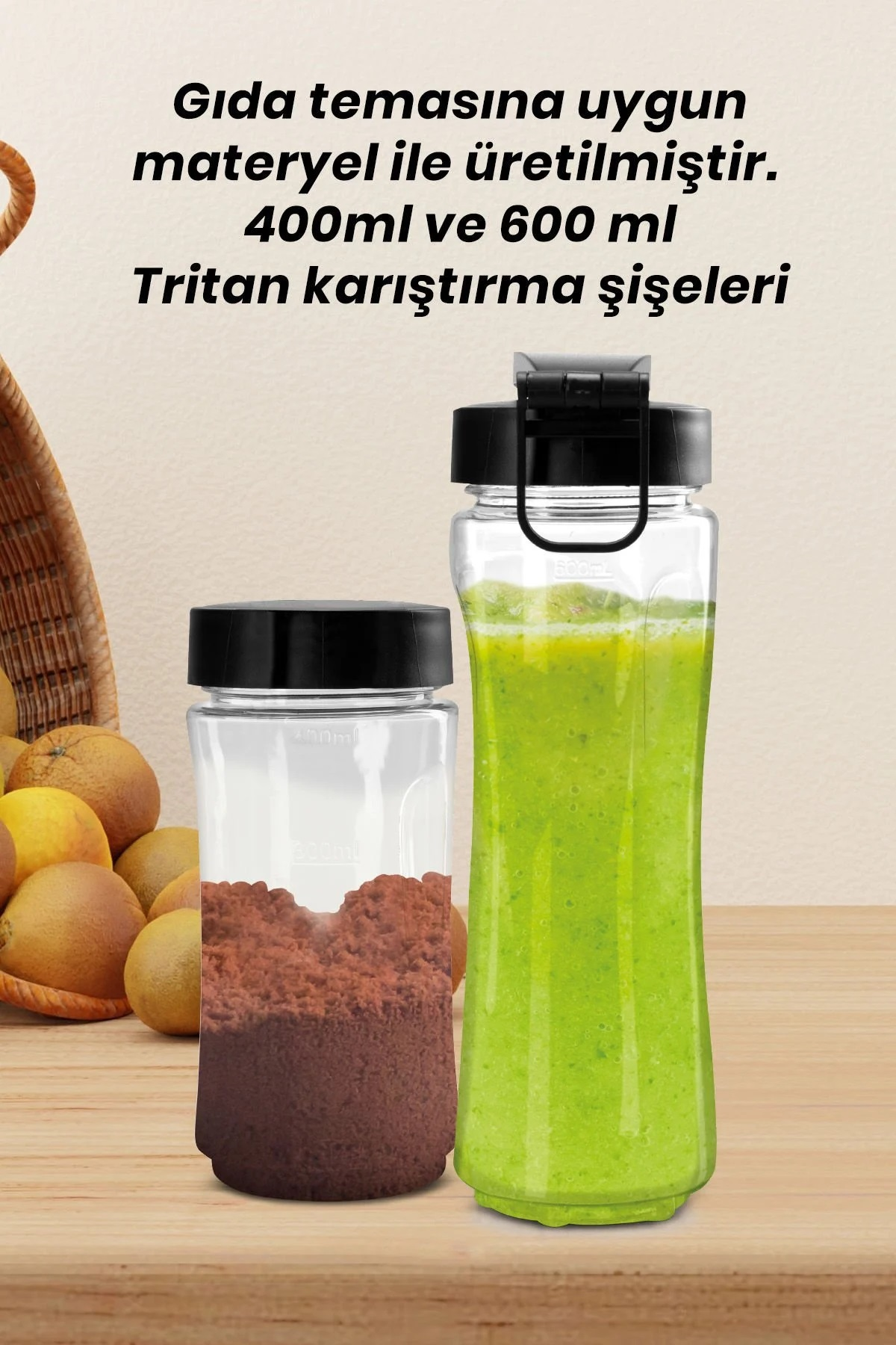 Siyah kapaklı iki Tritan karıştırma şişesi, biri yeşil smoothie, diğeri kahverengi toz ile, ahşap bir yüzeyde.