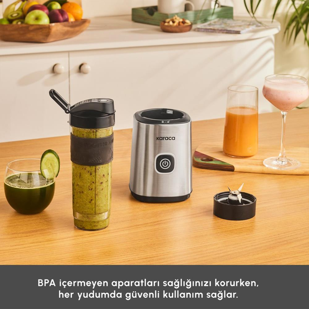 Blender, smoothie ve meyvelerle bir mutfak sahnesi. Yeşil bir smoothie, portakal suyu ve pembe bir içecek görülebilir.