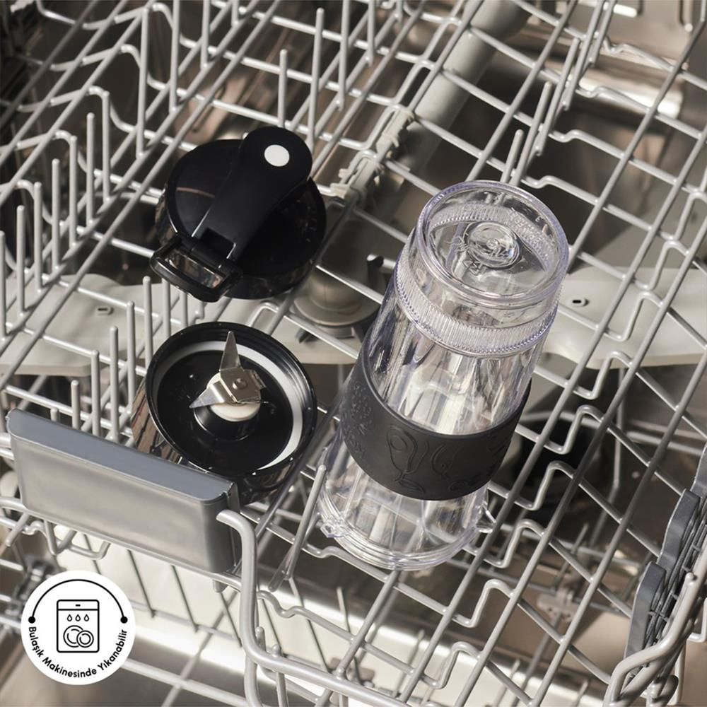 Bulaşık makinesinde sökülmüş bir blender. Bileşenler arasında siyah bir kapak, bir bıçak tertibatı ve siyah bir bantlı şeffaf bir bardak bulunur.
