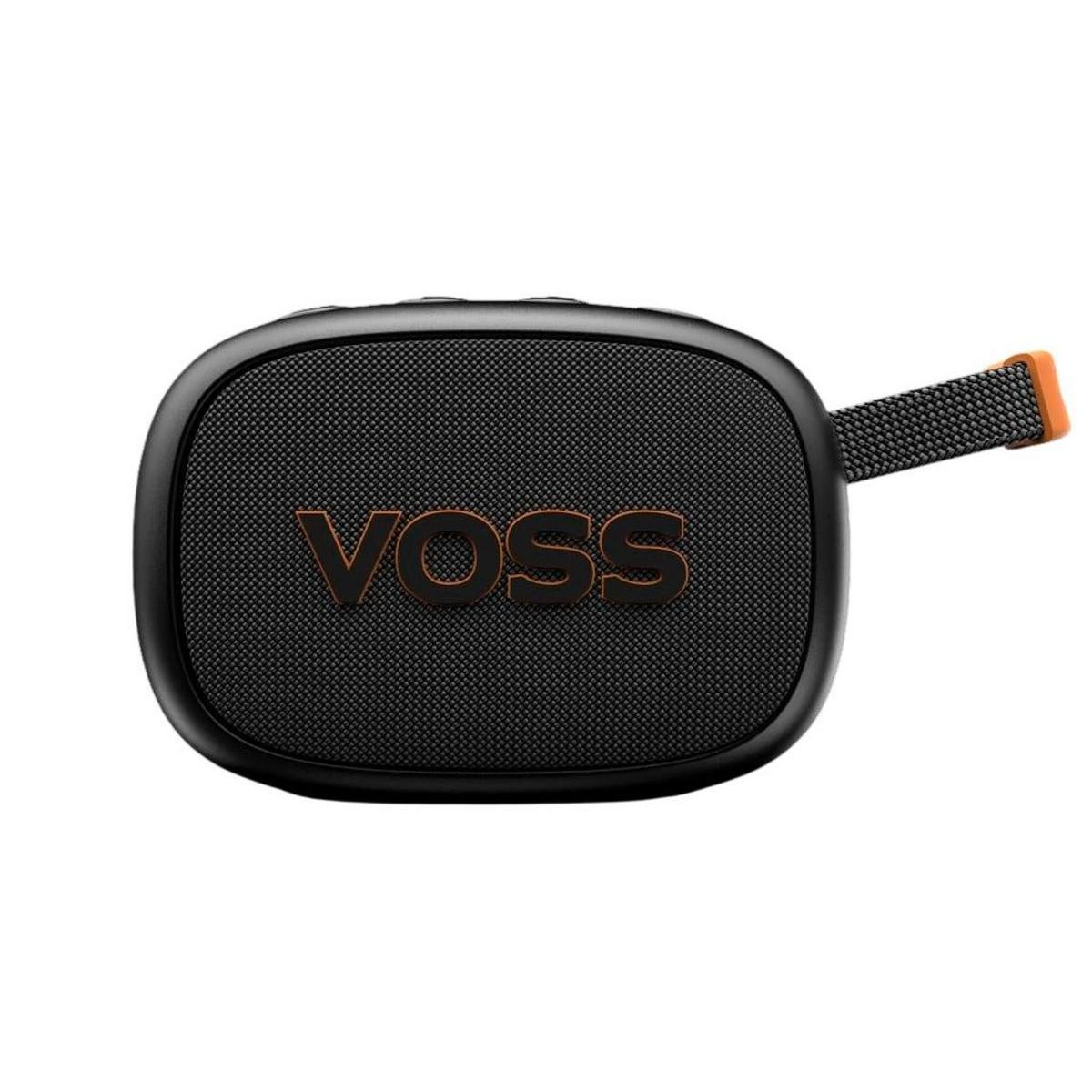 Altavoz VOSS negro y naranja. Tiene una correa de tela y el nombre de la marca está escrito en naranja.