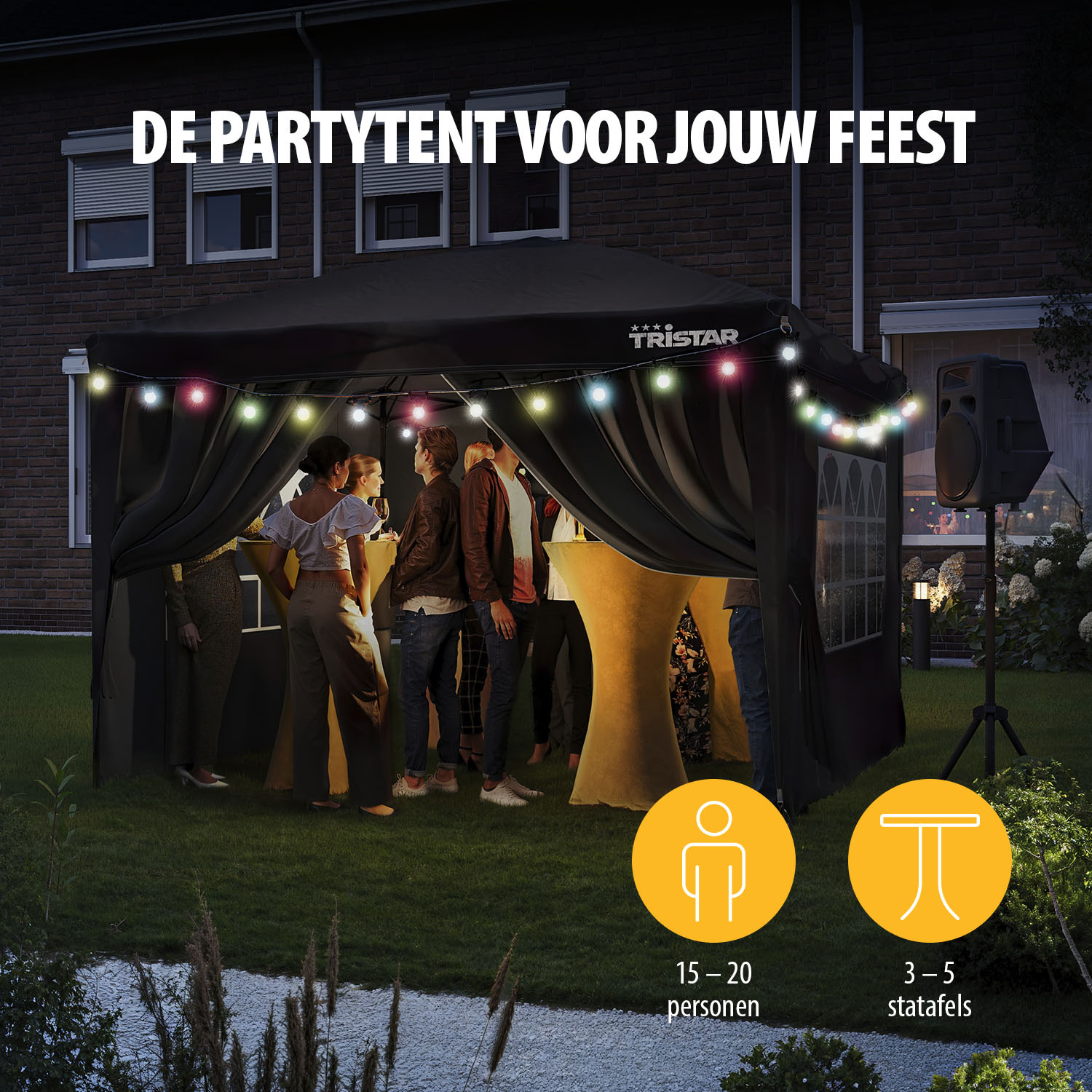Een feesttent met mensen erin. Het is nacht en de lichten zijn aan. Er zijn tafels en een luidspreker. De achtergrond is een huis en gras.