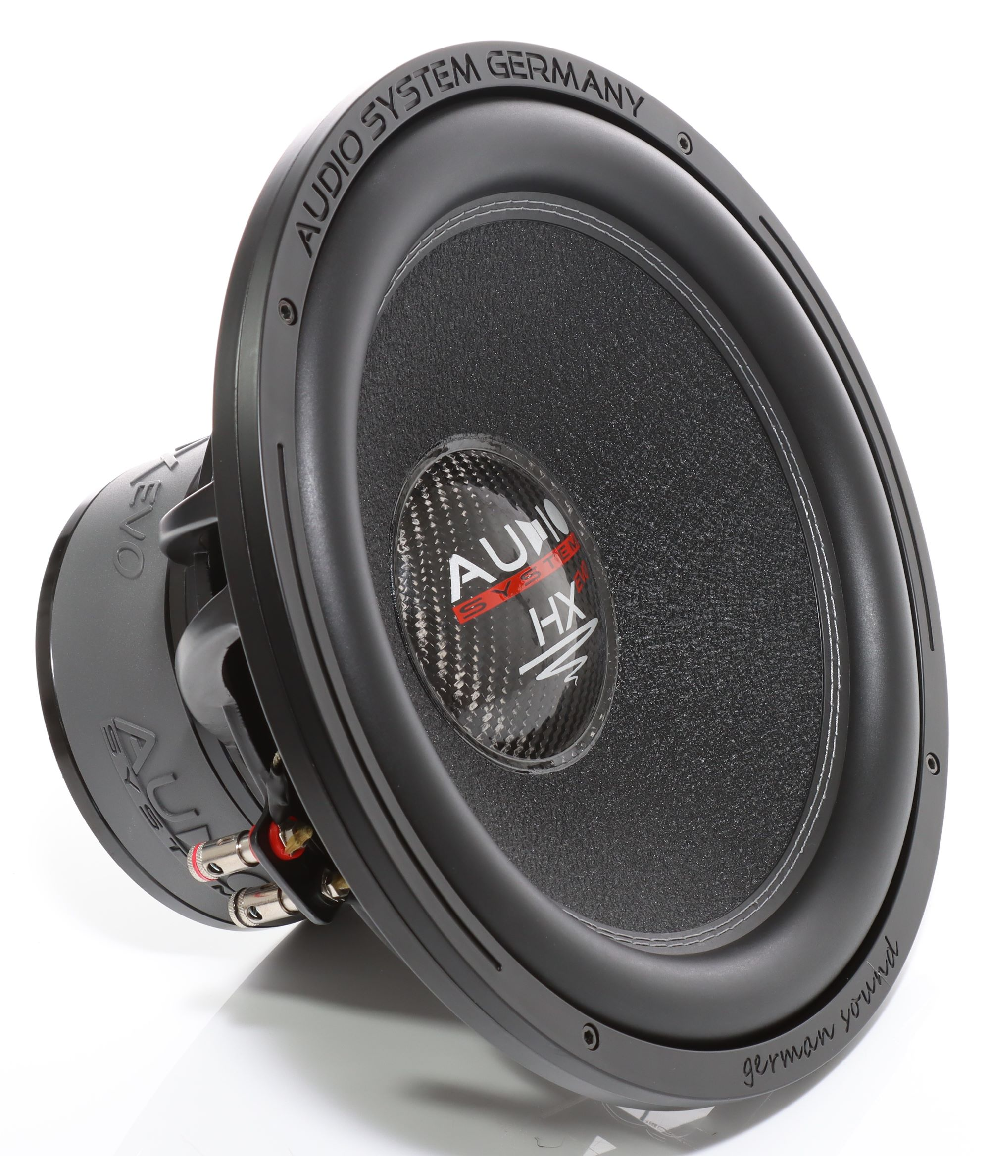 Schwarzer Subwoofer mit der Aufschrift 'Audio System Germany'. In der Mitte steht 'AUIO HX' in Weiß und Rot.