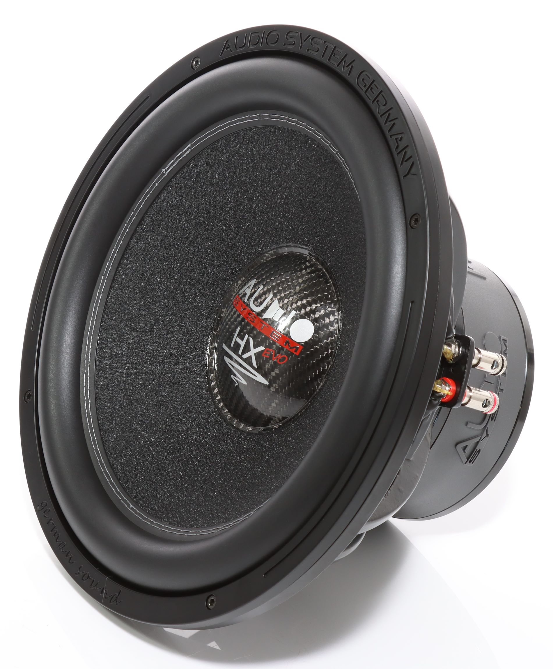 Schwarzer Subwoofer mit weißen Nähten, rot-weißem Logo und den Worten 'Audio System Germany'.