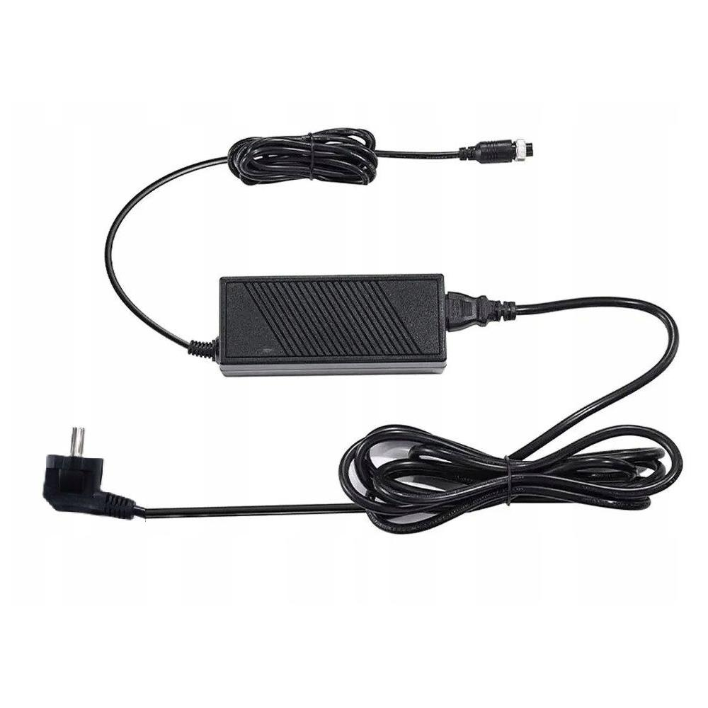 Czarny zasilacz z trzema kablami. Jeden kabel kończy się wtyczką, pozostałe złączami.