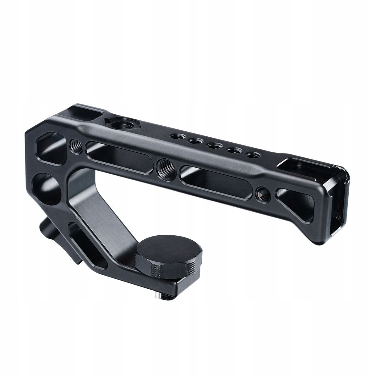 Czarny metalowy uchwyt do aparatu. Ma wiele otworów i gwintów. Okrągłe pokrętło znajduje się na dole, na białym tle.