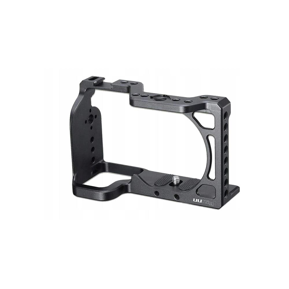 Ciemnoszara klatka na aparat na białym tle. Ma różne otwory i punkty montażowe, widoczna jest nazwa marki.